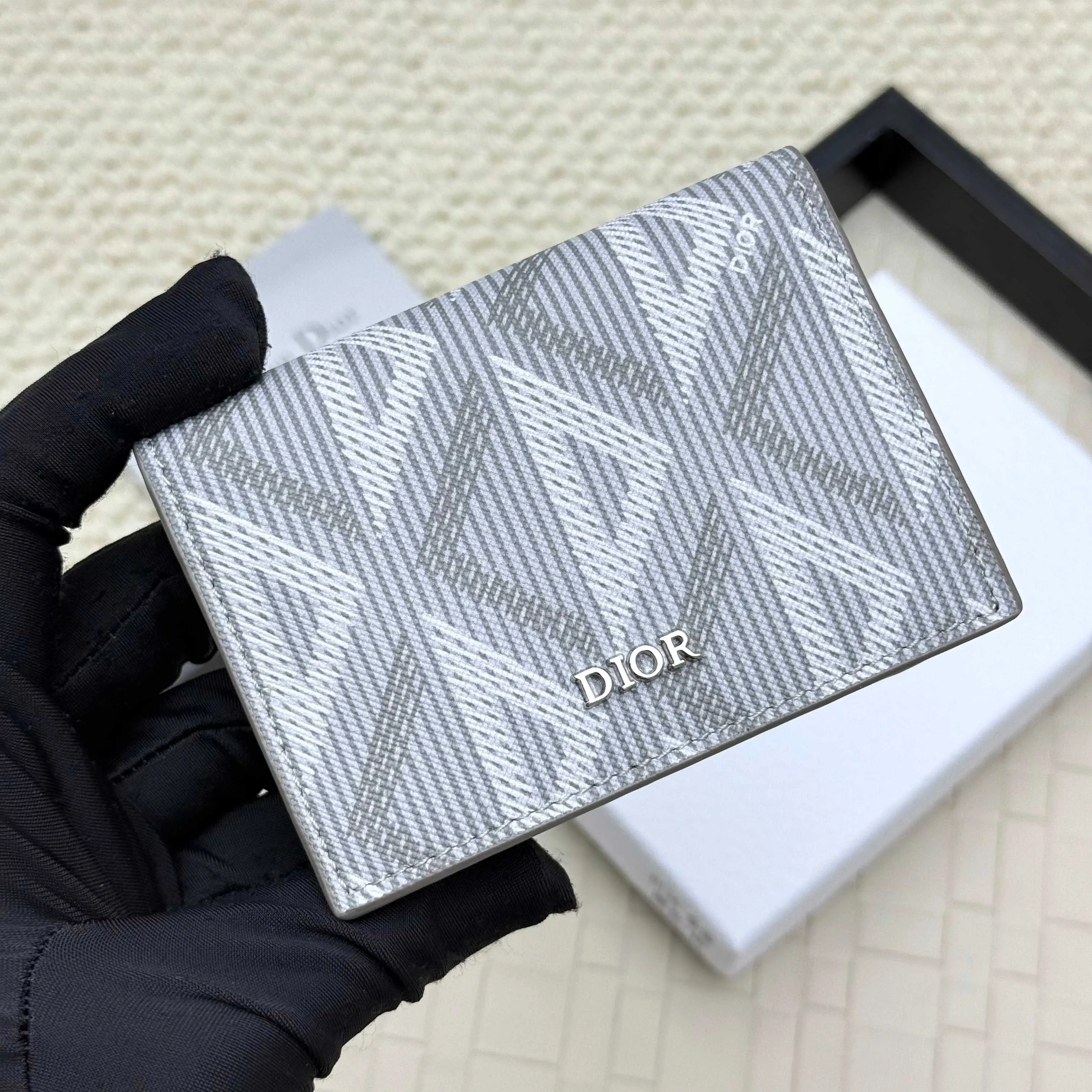 ￥120💰Business card holder is practical and exquisite👏🏻The interior is made of black smooth cowhide. Featuring an interior gusseted compartment with card slots, and a flip-top lid with two card slots. "DIOR" logo on the front and interior. No.: 136 Size: 10*6.8*2cm