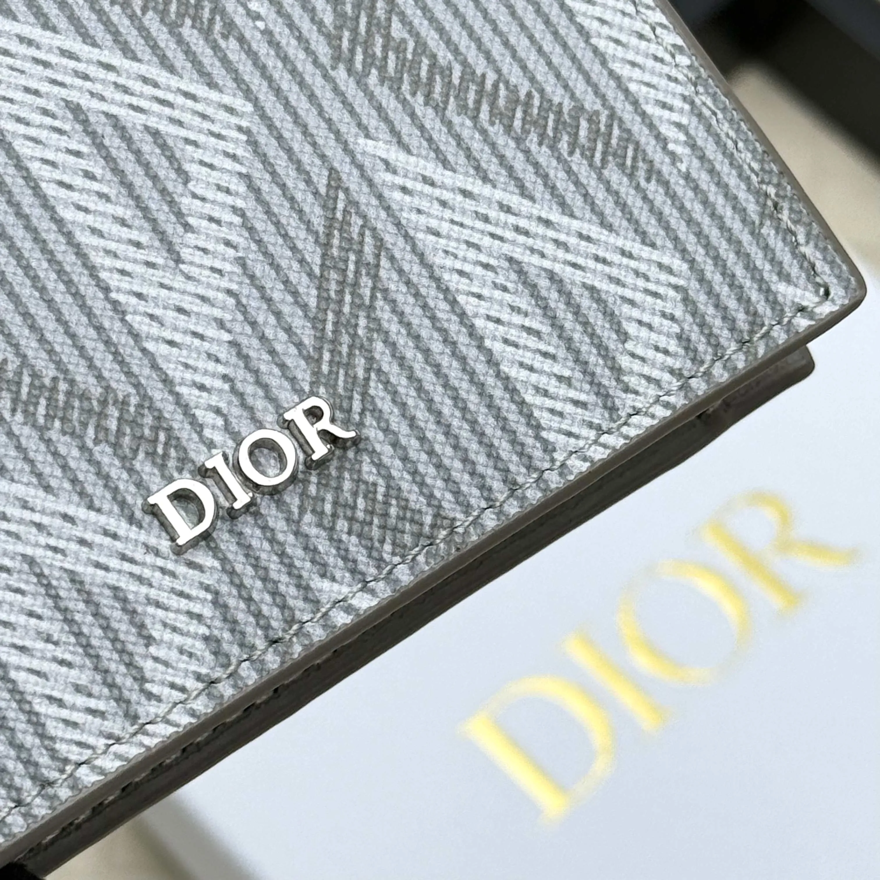 ￥120💰Business card holder is practical and exquisite👏🏻The interior is made of black smooth cowhide. Featuring an interior gusseted compartment with card slots, and a flip-top lid with two card slots. "DIOR" logo on the front and interior. No.: 136 Size: 10*6.8*2cm