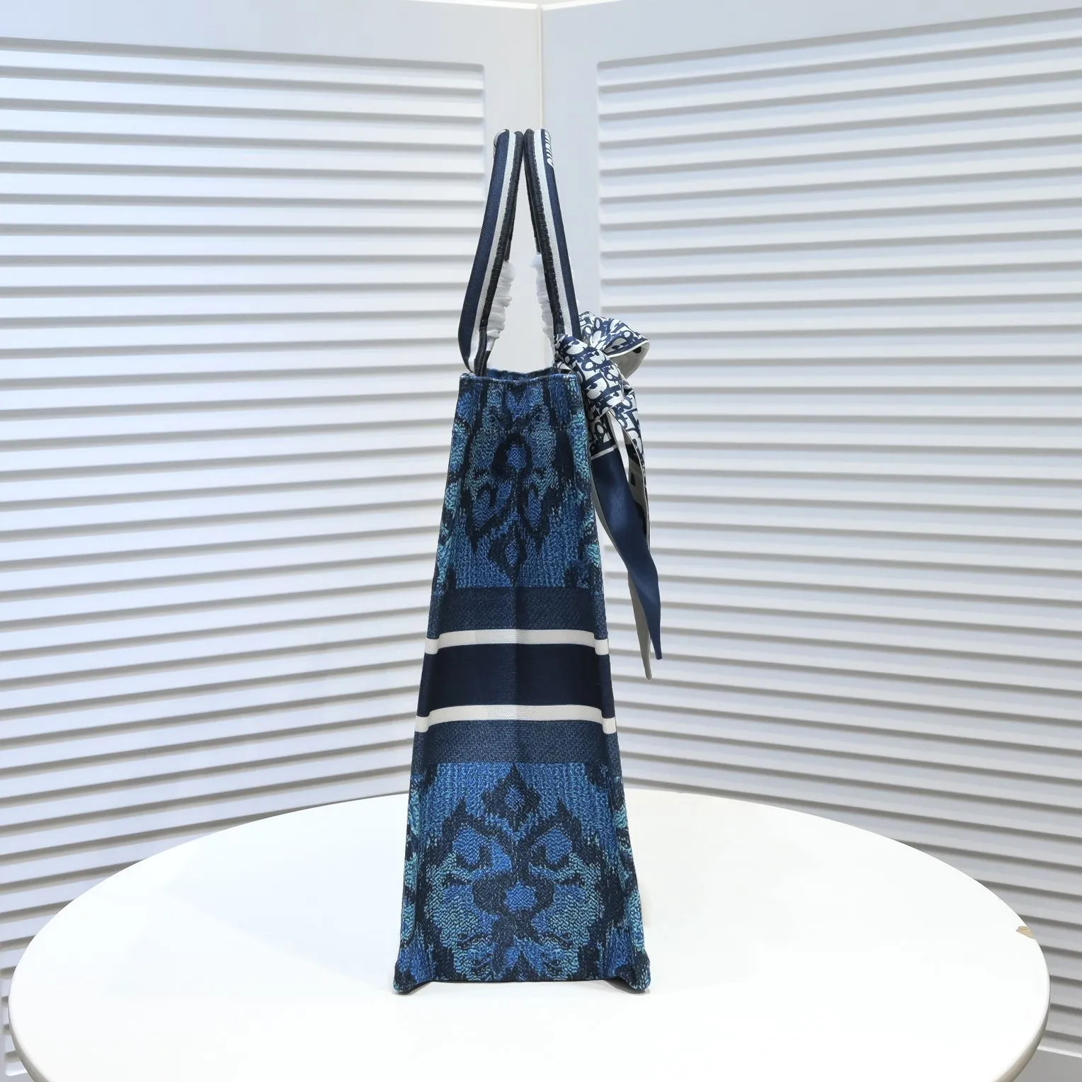 💰360￥With silk scarf, large size🔥 embroidered edge🔜Dior new shopping bag at Dior counter! Counters are updated simultaneously! Limited edition of the same style as the stars! Super stylish! Imported fabric👍high-end quality! You can go in and out of the counters at will without any pressure! The first choice for going out with super large capacity👍 Model: 8033 Size: 41*14*32cm