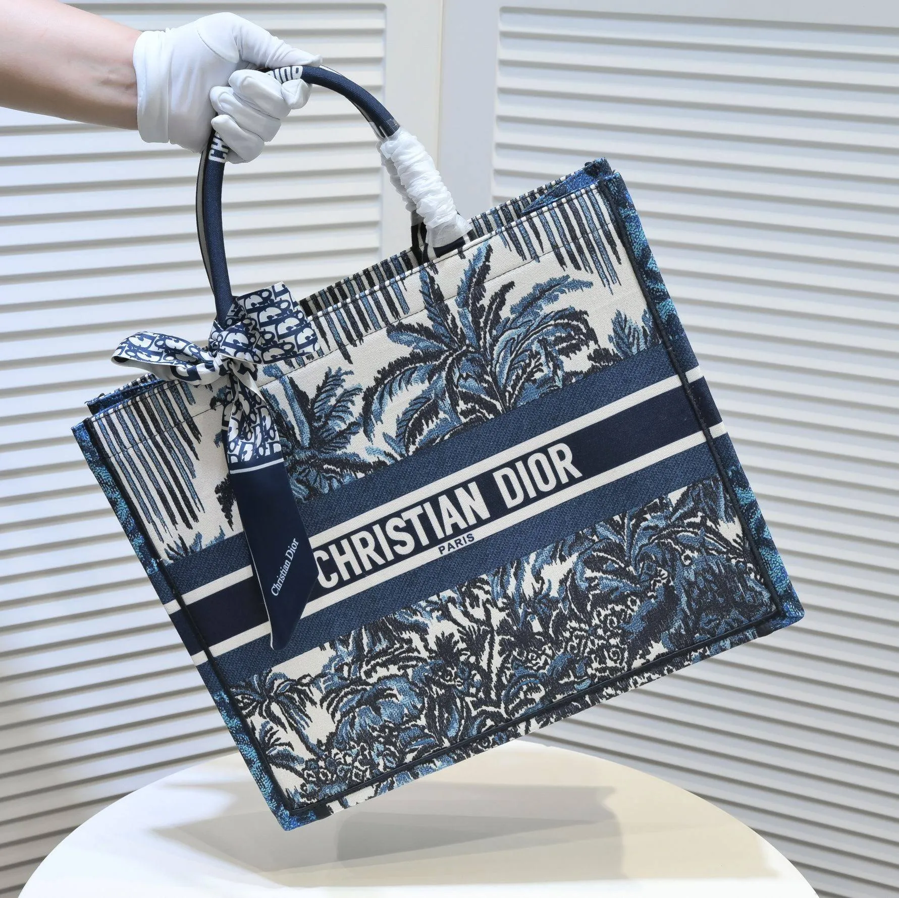 💰360￥With silk scarf, large size🔥 embroidered edge🔜Dior new shopping bag at Dior counter! Counters are updated simultaneously! Limited edition of the same style as the stars! Super stylish! Imported fabric👍high-end quality! You can go in and out of the counters at will without any pressure! The first choice for going out with super large capacity👍 Model: 8033 Size: 41*14*32cm