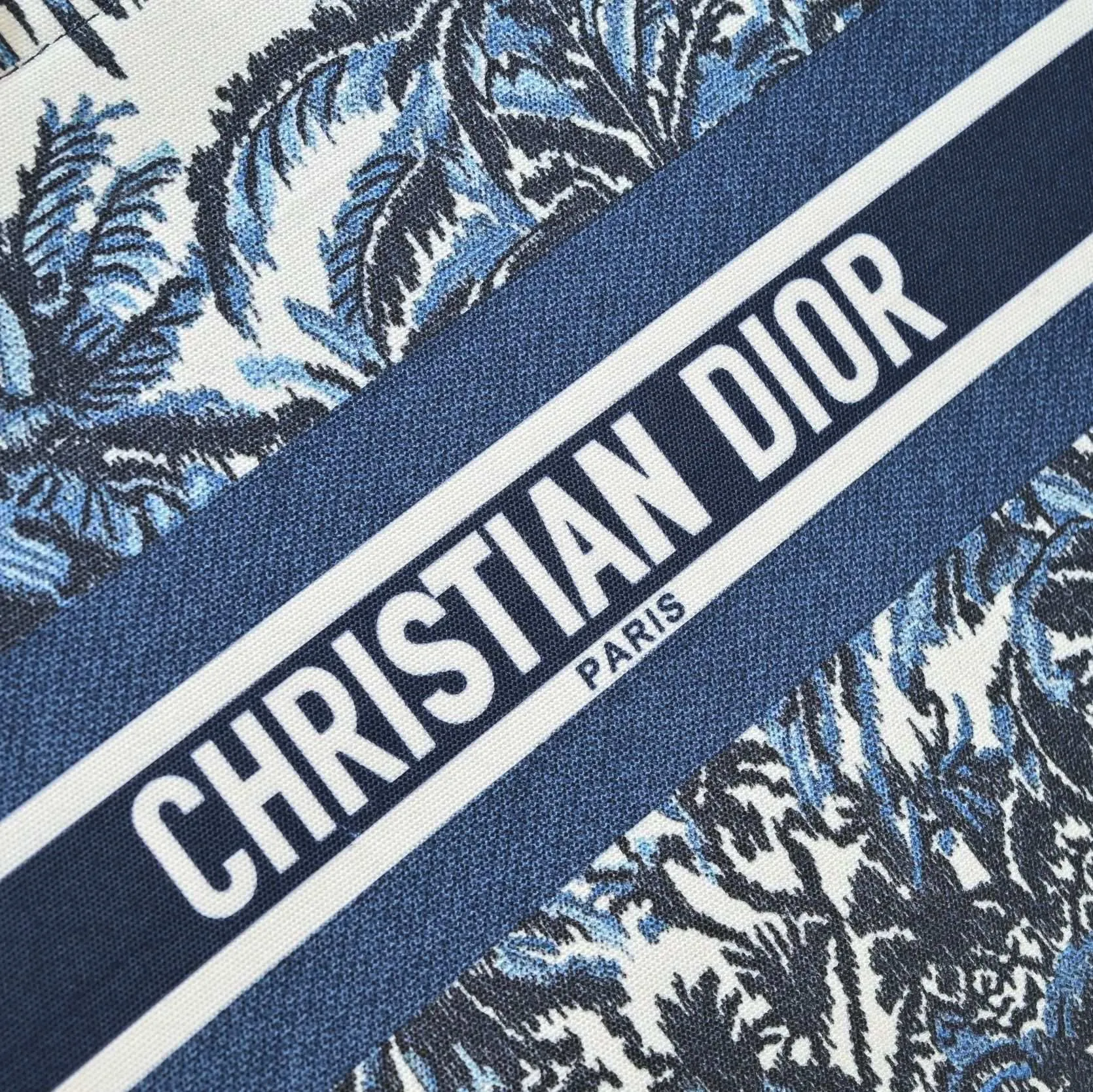 💰360￥With silk scarf, large size🔥 embroidered edge🔜Dior new shopping bag at Dior counter! Counters are updated simultaneously! Limited edition of the same style as the stars! Super stylish! Imported fabric👍high-end quality! You can go in and out of the counters at will without any pressure! The first choice for going out with super large capacity👍 Model: 8033 Size: 41*14*32cm