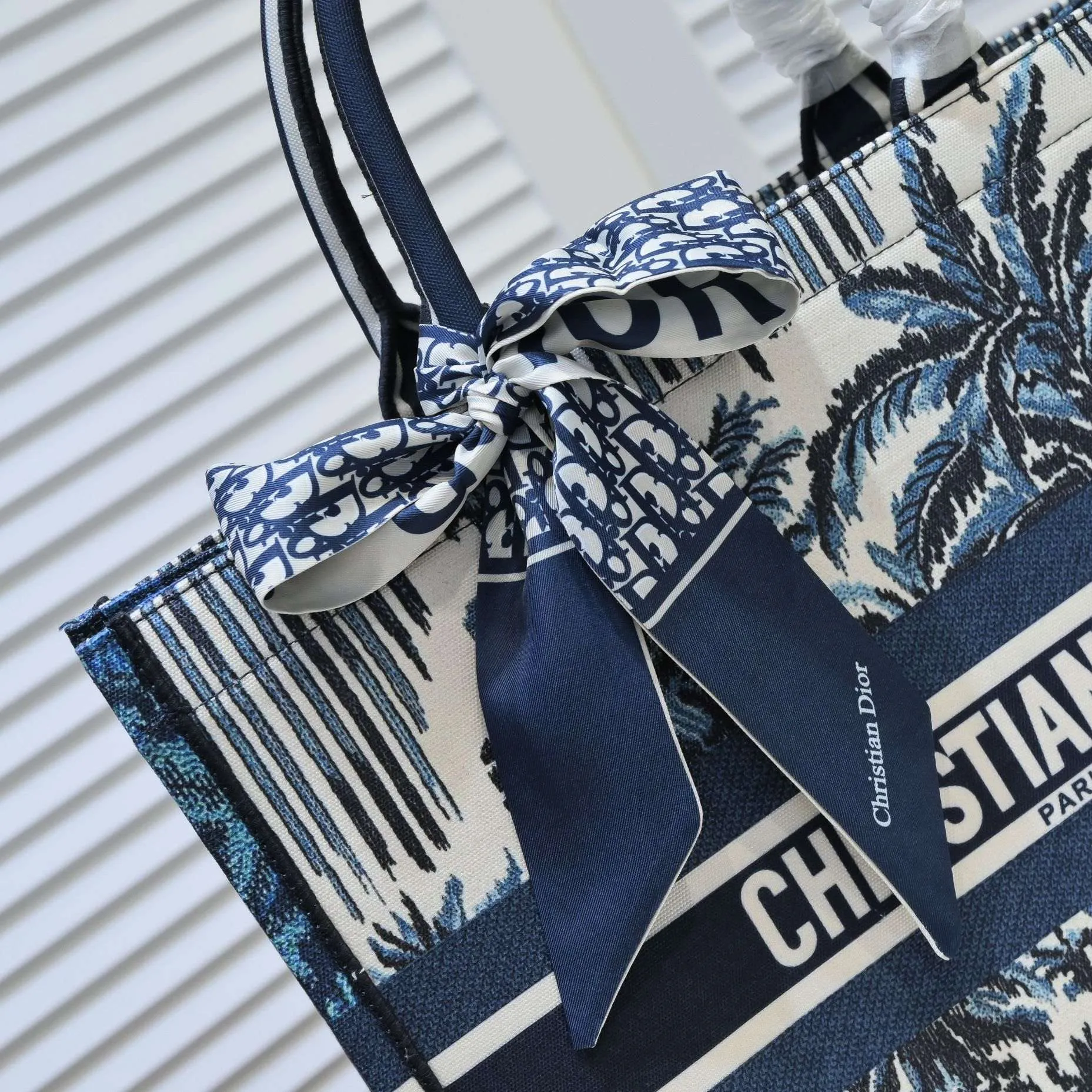 💰360￥With silk scarf, large size🔥 embroidered edge🔜Dior new shopping bag at Dior counter! Counters are updated simultaneously! Limited edition of the same style as the stars! Super stylish! Imported fabric👍high-end quality! You can go in and out of the counters at will without any pressure! The first choice for going out with super large capacity👍 Model: 8033 Size: 41*14*32cm