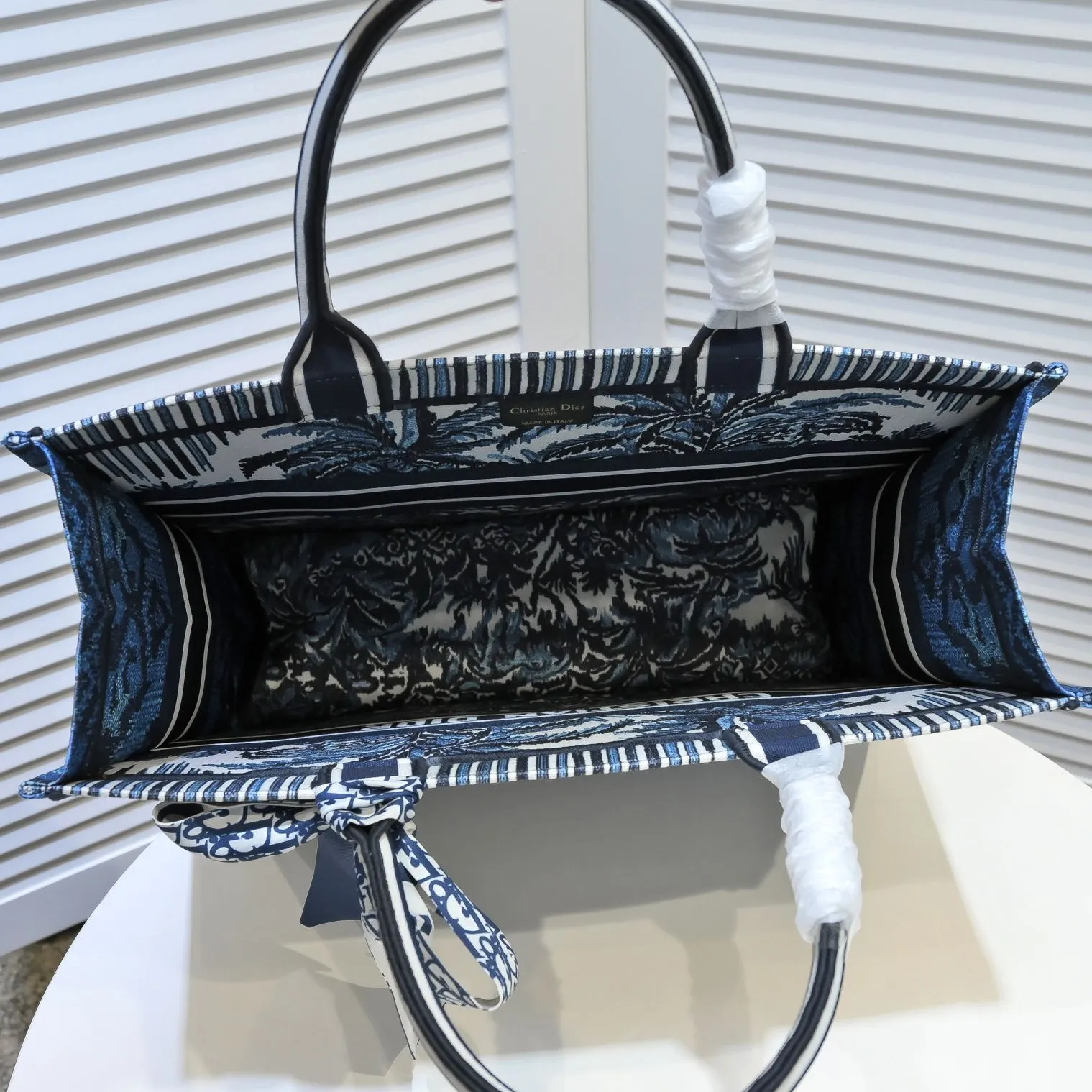 💰360￥With silk scarf, large size🔥 embroidered edge🔜Dior new shopping bag at Dior counter! Counters are updated simultaneously! Limited edition of the same style as the stars! Super stylish! Imported fabric👍high-end quality! You can go in and out of the counters at will without any pressure! The first choice for going out with super large capacity👍 Model: 8033 Size: 41*14*32cm
