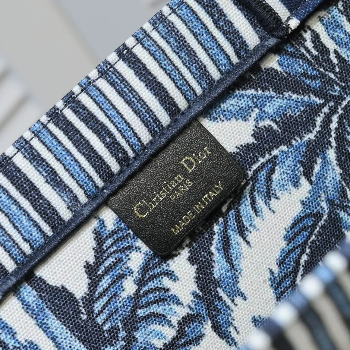 💰360￥With silk scarf, large size🔥 embroidered edge🔜Dior new shopping bag at Dior counter! Counters are updated simultaneously! Limited edition of the same style as the stars! Super stylish! Imported fabric👍high-end quality! You can go in and out of the counters at will without any pressure! The first choice for going out with super large capacity👍 Model: 8033 Size: 41*14*32cm