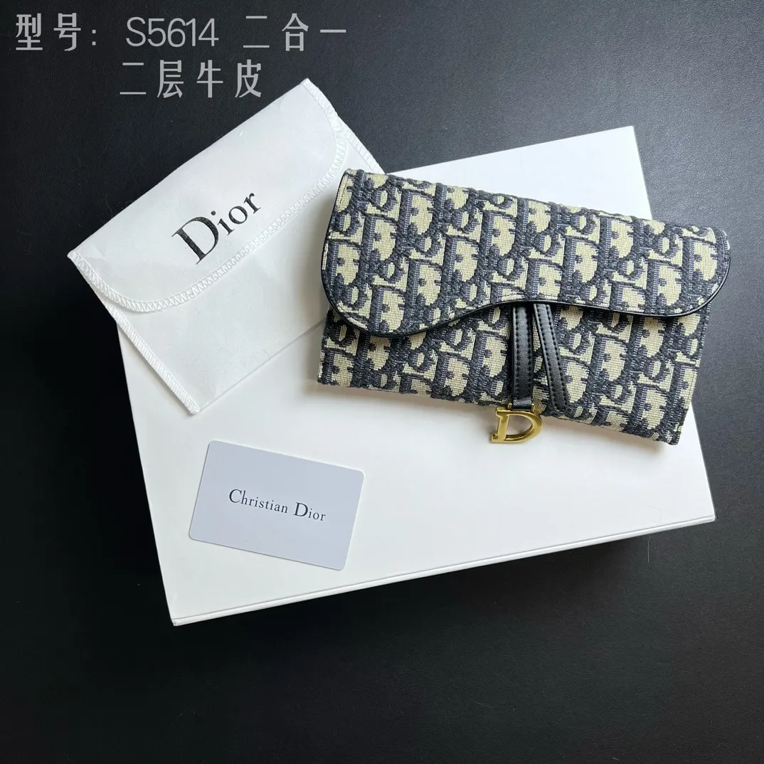 💰210 💎Top quality🇫🇷 Comes with gift box ❤️ Two-layer cowhide, non-transferable ‼ ️ Dior Saddle Woc two-in-one chain bag It’s time for the Dior series of bags. Everyone knows that I love small and exquisite bags. The DiorWoc small model has a really good capacity. It is small but can hold it very well. It can hold Iphone13 Pro Max!! It can also hold 6 card slots and three inner clips. There is also a small wallet that can hold change, sample items, lipstick, keys, and most importantly, I can hang it on one shoulder or diagonally when I go out. Style number: S5614CTZQ-M928 Size: 19X11X2.5 built-in pouch 16X9