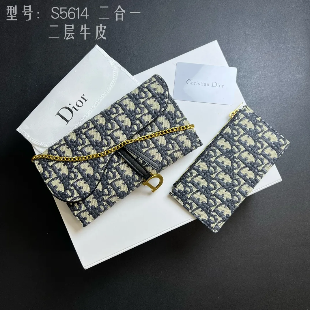 💰210 💎Top quality🇫🇷 Comes with gift box ❤️ Two-layer cowhide, non-transferable ‼ ️ Dior Saddle Woc two-in-one chain bag It’s time for the Dior series of bags. Everyone knows that I love small and exquisite bags. The DiorWoc small model has a really good capacity. It is small but can hold it very well. It can hold Iphone13 Pro Max!! It can also hold 6 card slots and three inner clips. There is also a small wallet that can hold change, sample items, lipstick, keys, and most importantly, I can hang it on one shoulder or diagonally when I go out. Style number: S5614CTZQ-M928 Size: 19X11X2.5 built-in pouch 16X9