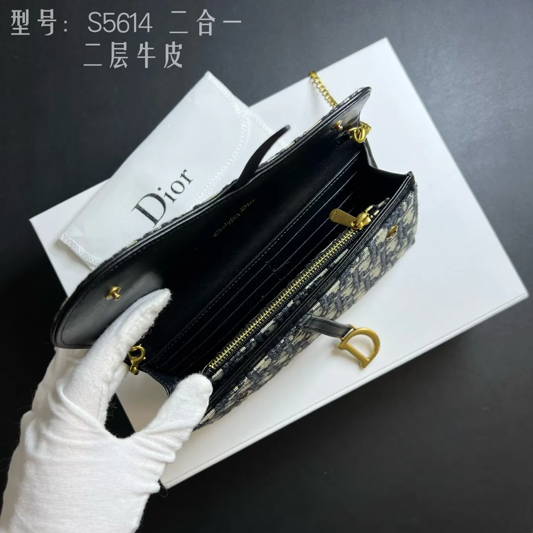 💰210 💎Top quality🇫🇷 Comes with gift box ❤️ Two-layer cowhide, non-transferable ‼ ️ Dior Saddle Woc two-in-one chain bag It’s time for the Dior series of bags. Everyone knows that I love small and exquisite bags. The DiorWoc small model has a really good capacity. It is small but can hold it very well. It can hold Iphone13 Pro Max!! It can also hold 6 card slots and three inner clips. There is also a small wallet that can hold change, sample items, lipstick, keys, and most importantly, I can hang it on one shoulder or diagonally when I go out. Style number: S5614CTZQ-M928 Size: 19X11X2.5 built-in pouch 16X9