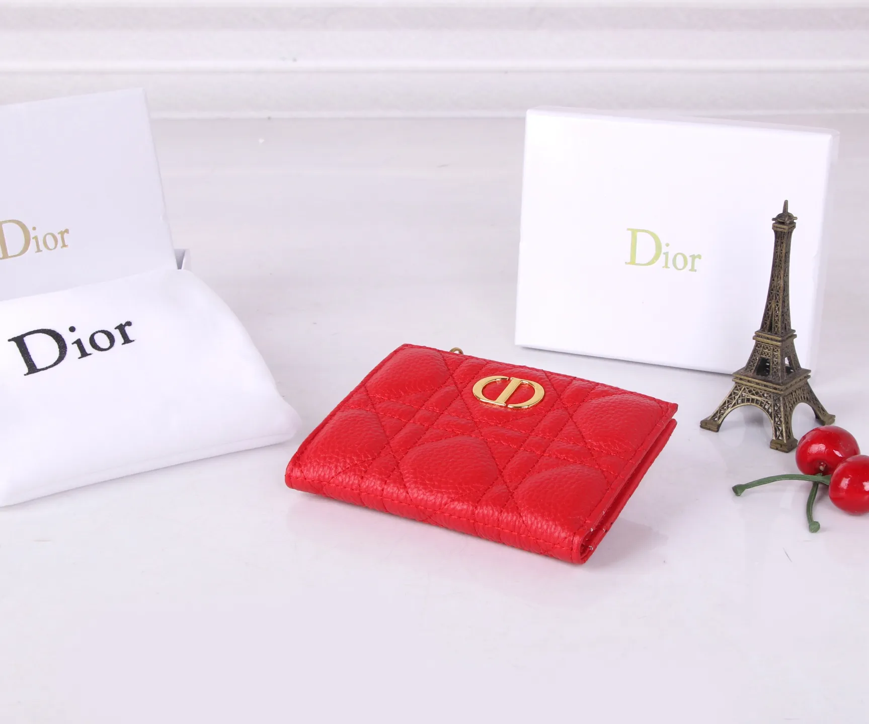 💰P170 Style No.: 3017-4 Brand: Dior Color: Pink Red Size: 11.5*9*2 Description: The latest styles from Dior counters are now available! Made of imported calfskin, the workmanship is exquisite, comparable to that of counters! Multifunctional small wallet, super practical! 3865