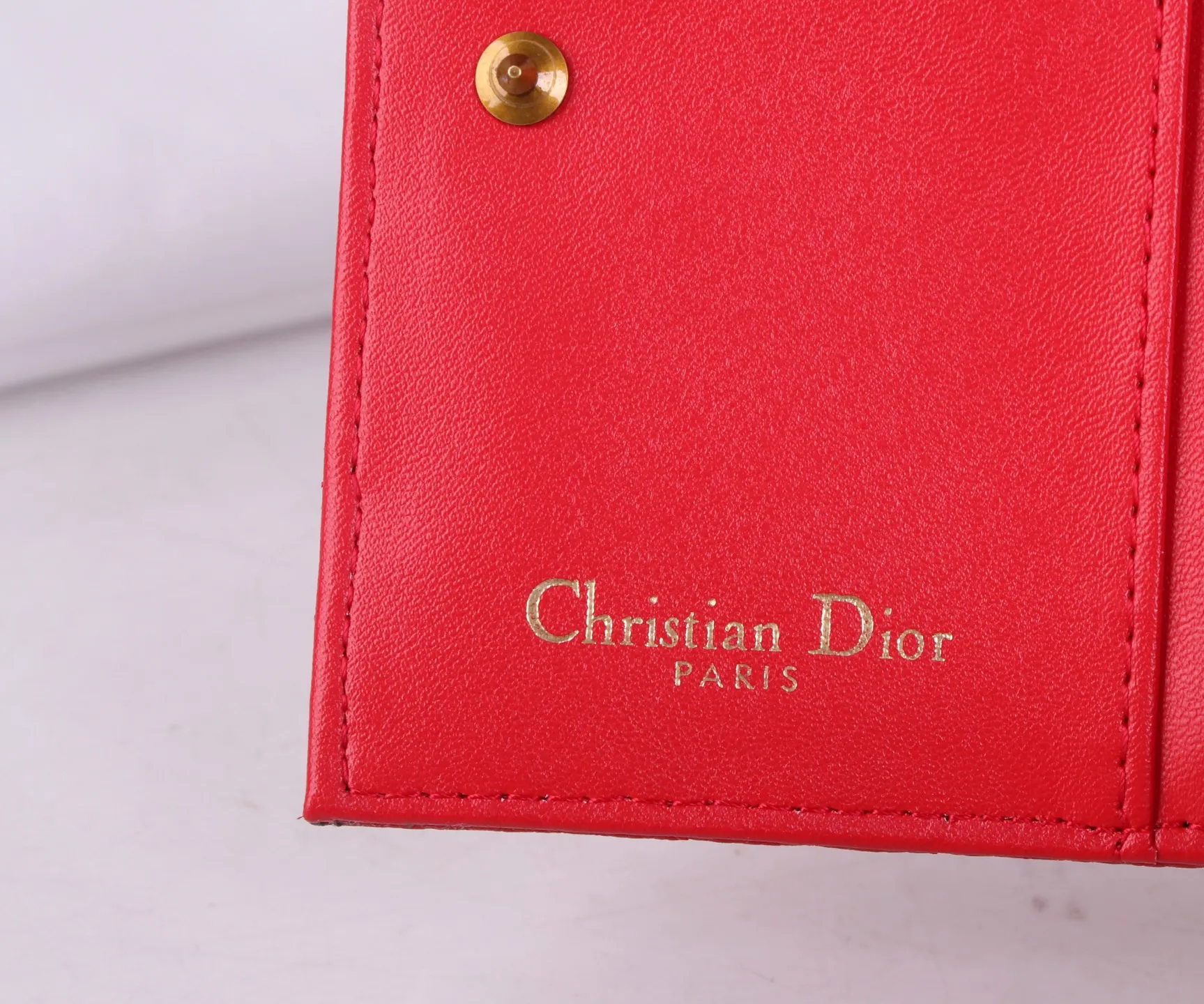 💰P170 Style No.: 3017-4 Brand: Dior Color: Pink Red Size: 11.5*9*2 Description: The latest styles from Dior counters are now available! Made of imported calfskin, the workmanship is exquisite, comparable to that of counters! Multifunctional small wallet, super practical! 3865