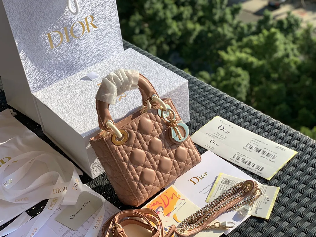 ❗️❗️❗️Free shipping with SF Express for year-end events❗️❗️❗️💰1800 Size 17 x 15 x 7CM Three-frame sheepskin nude powder The public price of lady Dio*r is more than 30,000 yuan. I believe that most sisters started to get into the D family with this Princess Di, but those who have only been to the counters know that it is really difficult to buy! And you have to wait, so if you want something in the same box, you can’t find it anywhere else, only we have it! All the details of the counter are synchronized, and the word-of-mouth model with 100% positive reviews is exactly what it looks like on the counter here! A must!