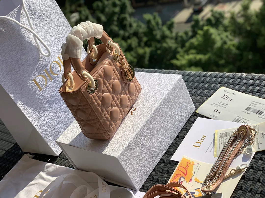 ❗️❗️❗️Free shipping with SF Express for year-end events❗️❗️❗️💰1800 Size 17 x 15 x 7CM Three-frame sheepskin nude powder The public price of lady Dio*r is more than 30,000 yuan. I believe that most sisters started to get into the D family with this Princess Di, but those who have only been to the counters know that it is really difficult to buy! And you have to wait, so if you want something in the same box, you can’t find it anywhere else, only we have it! All the details of the counter are synchronized, and the word-of-mouth model with 100% positive reviews is exactly what it looks like on the counter here! A must!