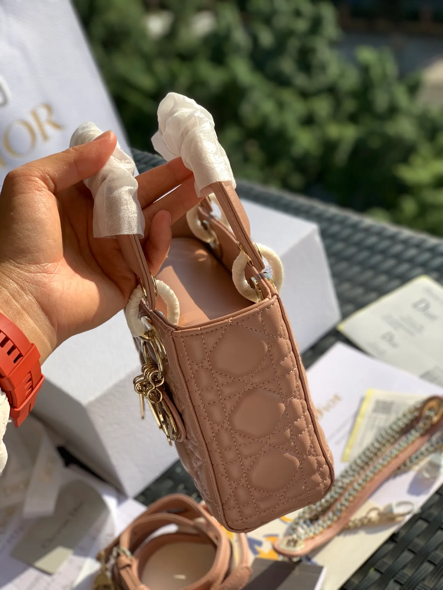 ❗️❗️❗️Free shipping with SF Express for year-end events❗️❗️❗️💰1800 Size 17 x 15 x 7CM Three-frame sheepskin nude powder The public price of lady Dio*r is more than 30,000 yuan. I believe that most sisters started to get into the D family with this Princess Di, but those who have only been to the counters know that it is really difficult to buy! And you have to wait, so if you want something in the same box, you can’t find it anywhere else, only we have it! All the details of the counter are synchronized, and the word-of-mouth model with 100% positive reviews is exactly what it looks like on the counter here! A must!