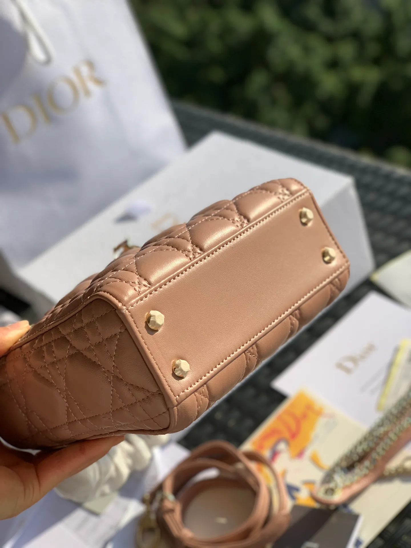 ❗️❗️❗️Free shipping with SF Express for year-end events❗️❗️❗️💰1800 Size 17 x 15 x 7CM Three-frame sheepskin nude powder The public price of lady Dio*r is more than 30,000 yuan. I believe that most sisters started to get into the D family with this Princess Di, but those who have only been to the counters know that it is really difficult to buy! And you have to wait, so if you want something in the same box, you can’t find it anywhere else, only we have it! All the details of the counter are synchronized, and the word-of-mouth model with 100% positive reviews is exactly what it looks like on the counter here! A must!