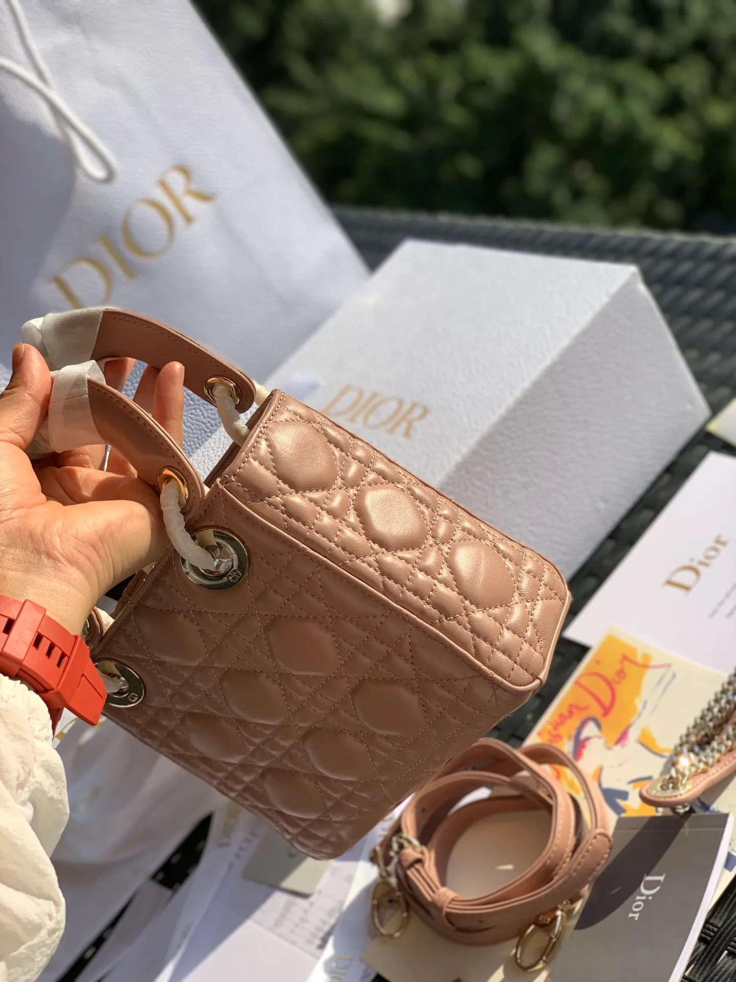 ❗️❗️❗️Free shipping with SF Express for year-end events❗️❗️❗️💰1800 Size 17 x 15 x 7CM Three-frame sheepskin nude powder The public price of lady Dio*r is more than 30,000 yuan. I believe that most sisters started to get into the D family with this Princess Di, but those who have only been to the counters know that it is really difficult to buy! And you have to wait, so if you want something in the same box, you can’t find it anywhere else, only we have it! All the details of the counter are synchronized, and the word-of-mouth model with 100% positive reviews is exactly what it looks like on the counter here! A must!