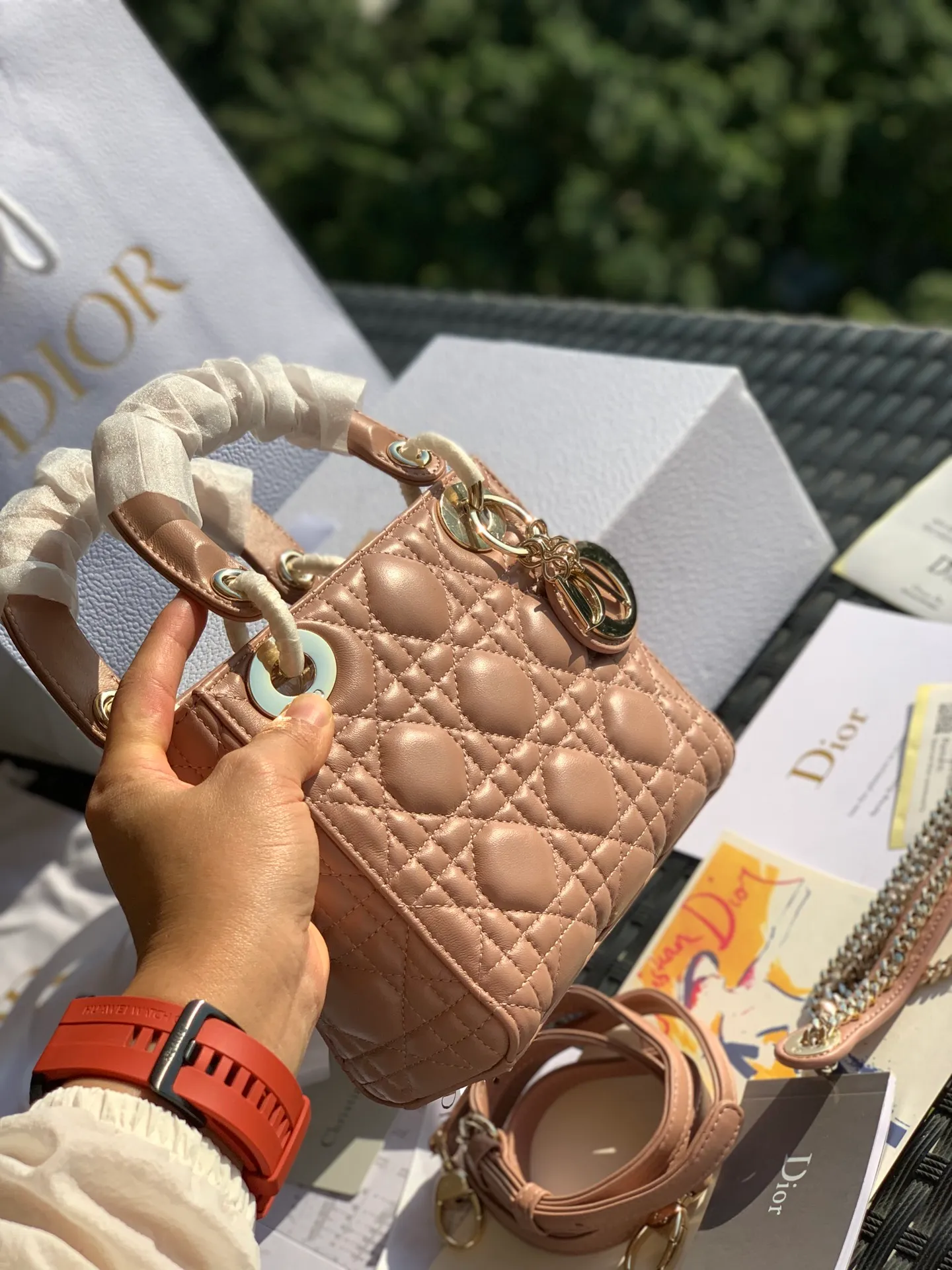❗️❗️❗️Free shipping with SF Express for year-end events❗️❗️❗️💰1800 Size 17 x 15 x 7CM Three-frame sheepskin nude powder The public price of lady Dio*r is more than 30,000 yuan. I believe that most sisters started to get into the D family with this Princess Di, but those who have only been to the counters know that it is really difficult to buy! And you have to wait, so if you want something in the same box, you can’t find it anywhere else, only we have it! All the details of the counter are synchronized, and the word-of-mouth model with 100% positive reviews is exactly what it looks like on the counter here! A must!