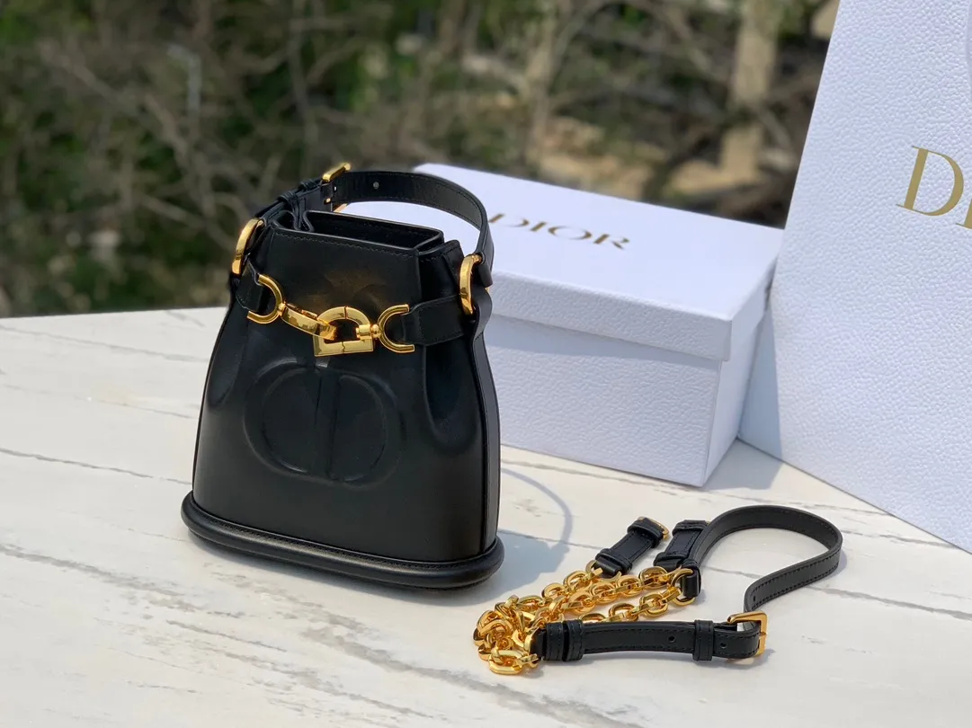 Top upgraded version 💰1700 Small size: 17×7×18cm Hong Kong channel order! The Dior CEST all-leather bucket bag has a really special design, a little cool and a little sweet! At first glance, you will immediately be caught by its print: the overlapping CD letters are very eye-catching. It is made of calfskin, which feels soft and delicate, and has a moist luster, without losing the elegant texture! The "dior" letters on the pocket are very delicately engraved, and it looks very high-end and elegant. Looking at the size of the bag, it is large enough and has internal layers to ensure storage of personal belongings without appearing too bulky. The detailed design is simple and orderly, which is very suitable for friends with obsessive-compulsive disorder!