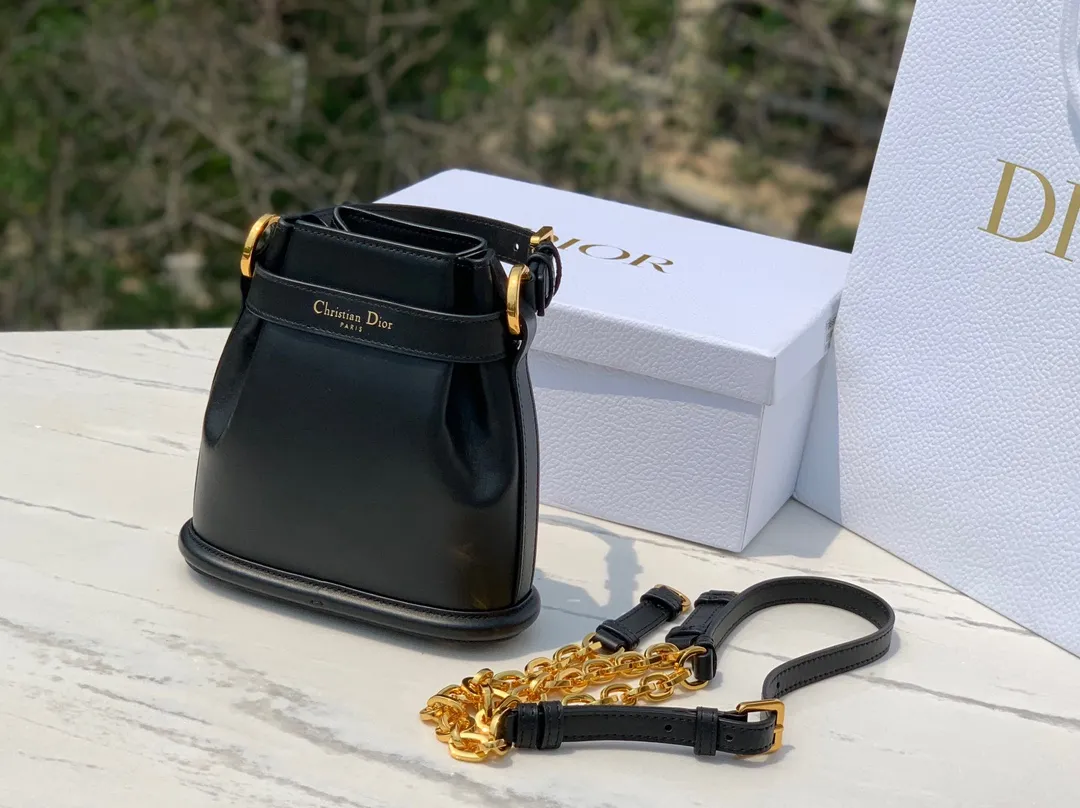Top upgraded version 💰1700 Small size: 17×7×18cm Hong Kong channel order! The Dior CEST all-leather bucket bag has a really special design, a little cool and a little sweet! At first glance, you will immediately be caught by its print: the overlapping CD letters are very eye-catching. It is made of calfskin, which feels soft and delicate, and has a moist luster, without losing the elegant texture! The "dior" letters on the pocket are very delicately engraved, and it looks very high-end and elegant. Looking at the size of the bag, it is large enough and has internal layers to ensure storage of personal belongings without appearing too bulky. The detailed design is simple and orderly, which is very suitable for friends with obsessive-compulsive disorder!