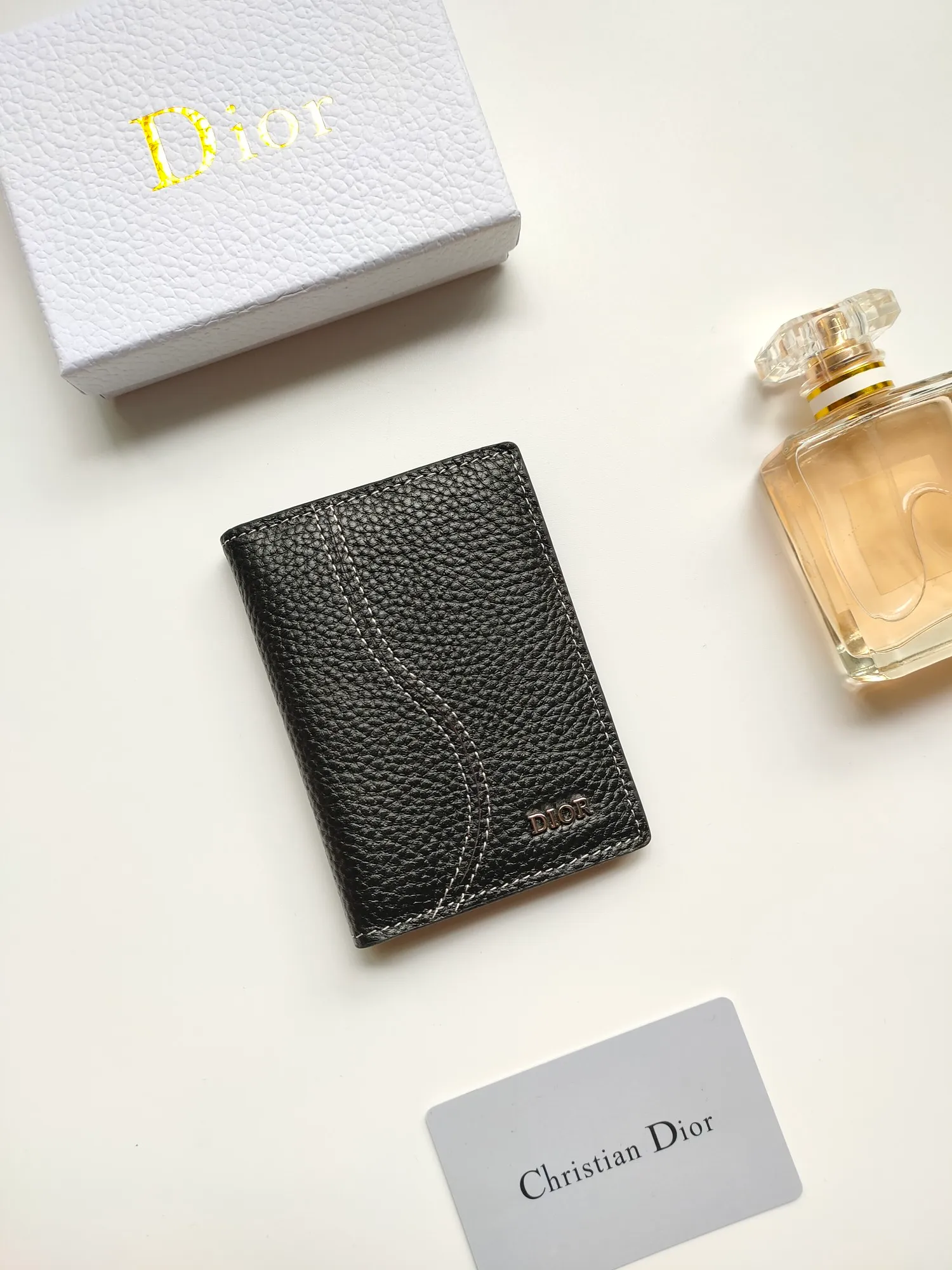 ￥100💋The newly launched bi-fold card holder for autumn 2023 is an elegant accessory that demonstrates Dior’s exquisite craftsmanship. Crafted from black inlaid grained cow leather, this card holder is finished with contrasting topstitching that accentuates the classic saddle silhouette. There are three card slots on each side and two compartments for storing bills and cash. Elegantly styled with a metal-clad brass Dior signature on the front, it fits easily into any pocket. Style number: CH169 Size: 8.2*11.2cm