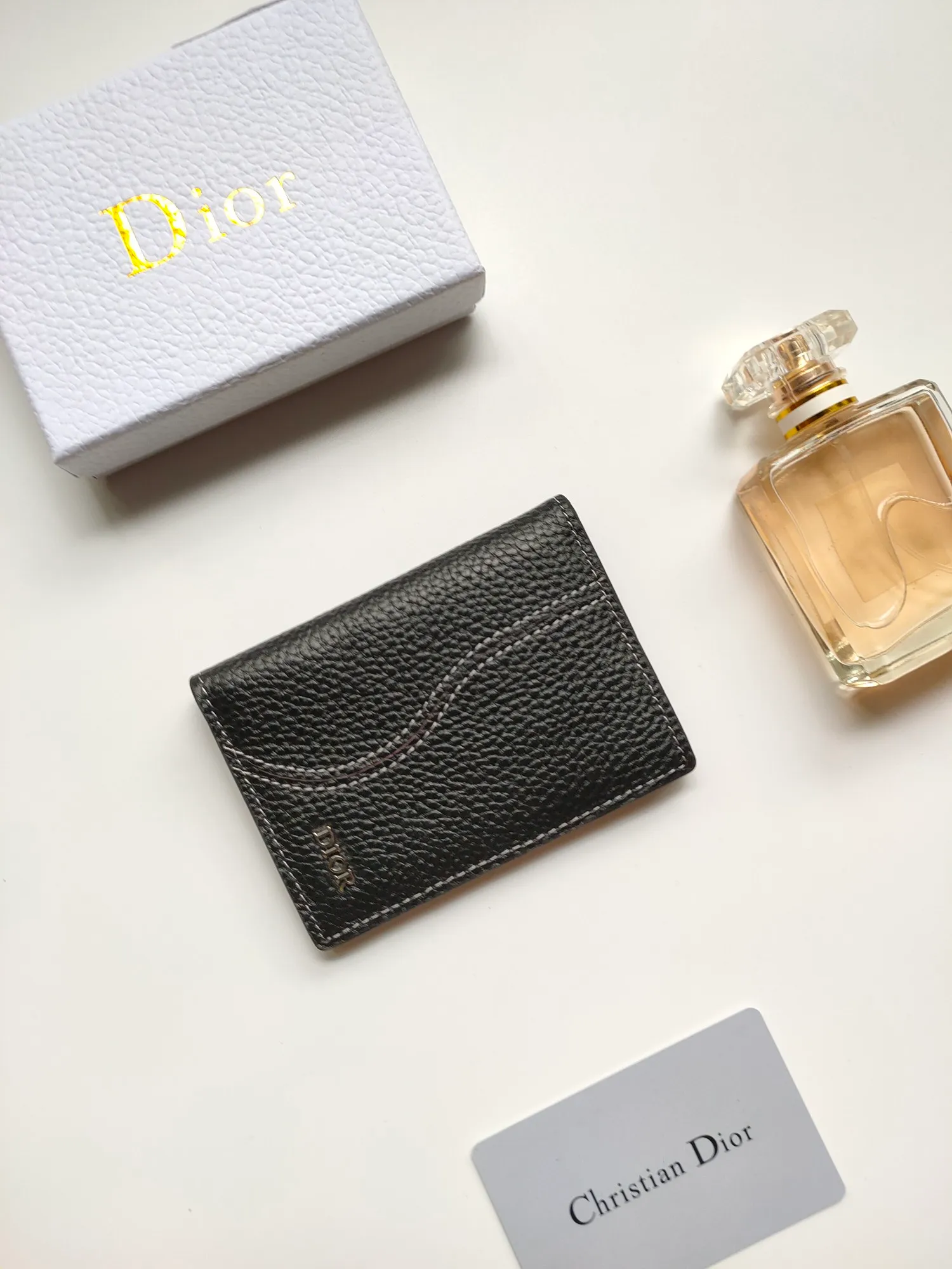 ￥100💋The newly launched bi-fold card holder for autumn 2023 is an elegant accessory that demonstrates Dior’s exquisite craftsmanship. Crafted from black inlaid grained cow leather, this card holder is finished with contrasting topstitching that accentuates the classic saddle silhouette. There are three card slots on each side and two compartments for storing bills and cash. Elegantly styled with a metal-clad brass Dior signature on the front, it fits easily into any pocket. Style number: CH169 Size: 8.2*11.2cm