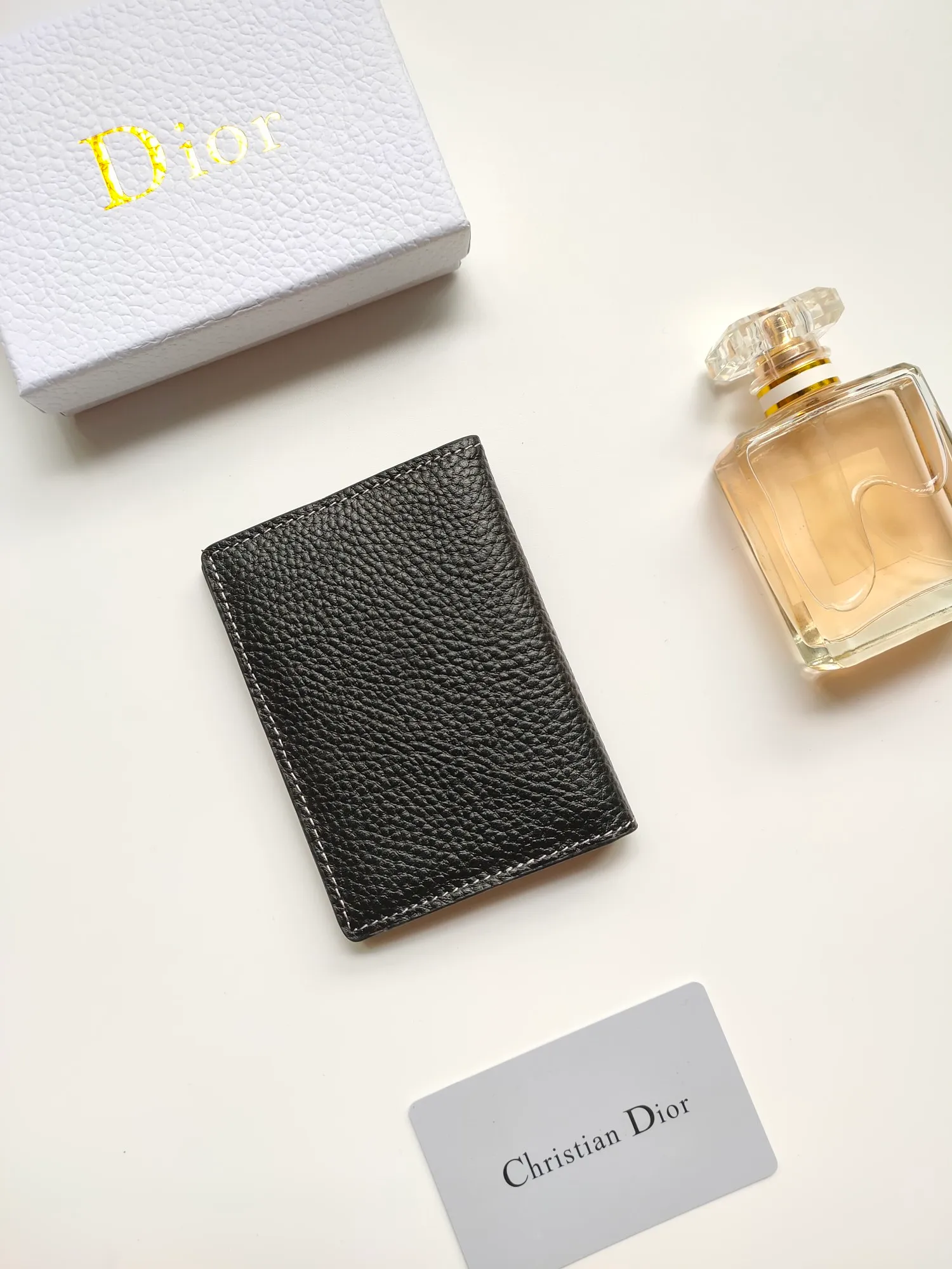 ￥100💋The newly launched bi-fold card holder for autumn 2023 is an elegant accessory that demonstrates Dior’s exquisite craftsmanship. Crafted from black inlaid grained cow leather, this card holder is finished with contrasting topstitching that accentuates the classic saddle silhouette. There are three card slots on each side and two compartments for storing bills and cash. Elegantly styled with a metal-clad brass Dior signature on the front, it fits easily into any pocket. Style number: CH169 Size: 8.2*11.2cm