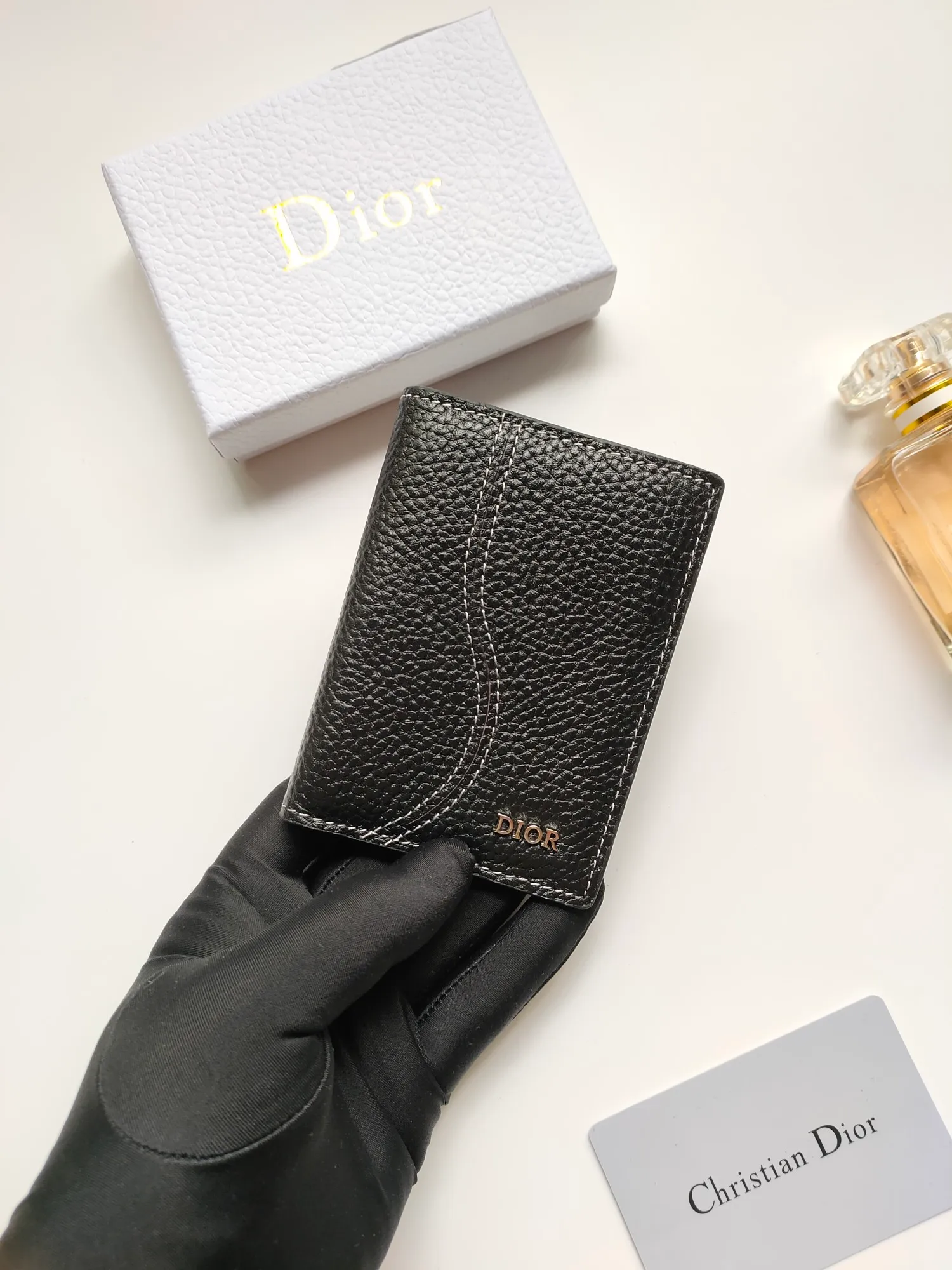 ￥100💋The newly launched bi-fold card holder for autumn 2023 is an elegant accessory that demonstrates Dior’s exquisite craftsmanship. Crafted from black inlaid grained cow leather, this card holder is finished with contrasting topstitching that accentuates the classic saddle silhouette. There are three card slots on each side and two compartments for storing bills and cash. Elegantly styled with a metal-clad brass Dior signature on the front, it fits easily into any pocket. Style number: CH169 Size: 8.2*11.2cm