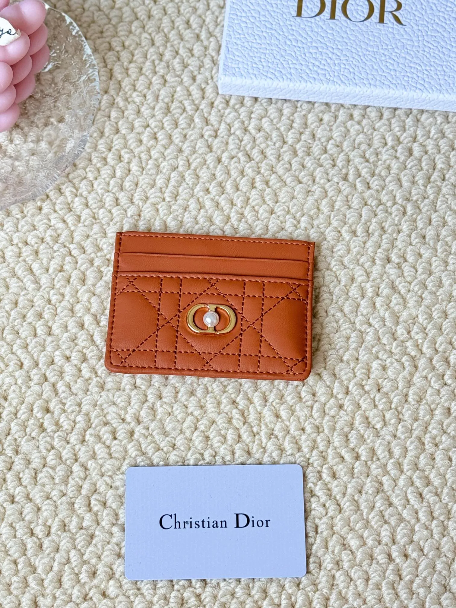 💰100 dior card cd card holder New style CD with a mini pearl on the front No.: S3103 Carefully made of soft cowhide, decorated with cannage pattern topstitching, embellished with "CD" ➕ pearl embellishment logo on the front. Elegant and sophisticated, it has five card slots and is suitable for various occasions. Size: 10.5*7.5cm Dior Caro five-compartment card holder is a new product this season, elegant and practical.