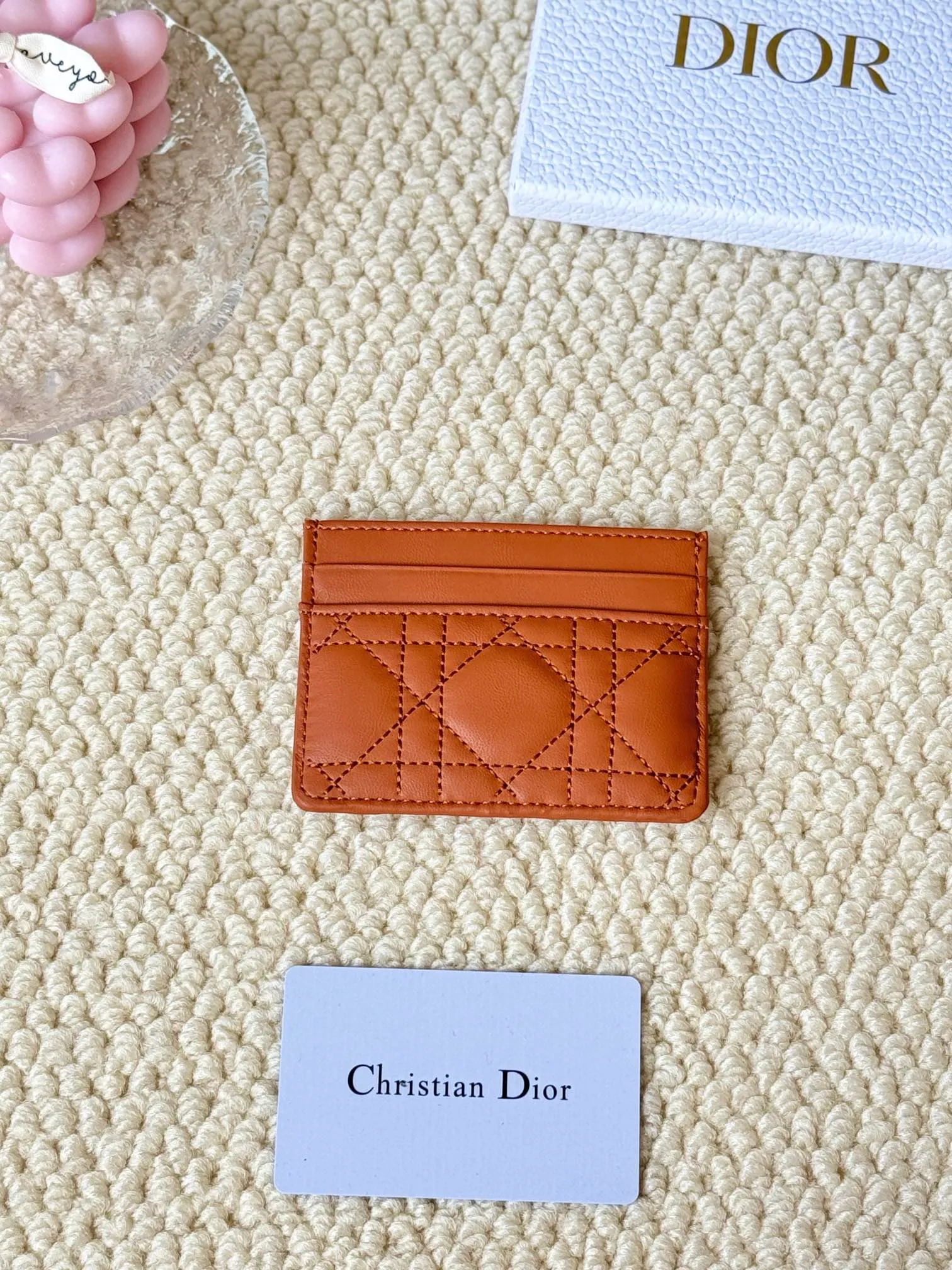 💰100 dior card cd card holder New style CD with a mini pearl on the front No.: S3103 Carefully made of soft cowhide, decorated with cannage pattern topstitching, embellished with "CD" ➕ pearl embellishment logo on the front. Elegant and sophisticated, it has five card slots and is suitable for various occasions. Size: 10.5*7.5cm Dior Caro five-compartment card holder is a new product this season, elegant and practical.