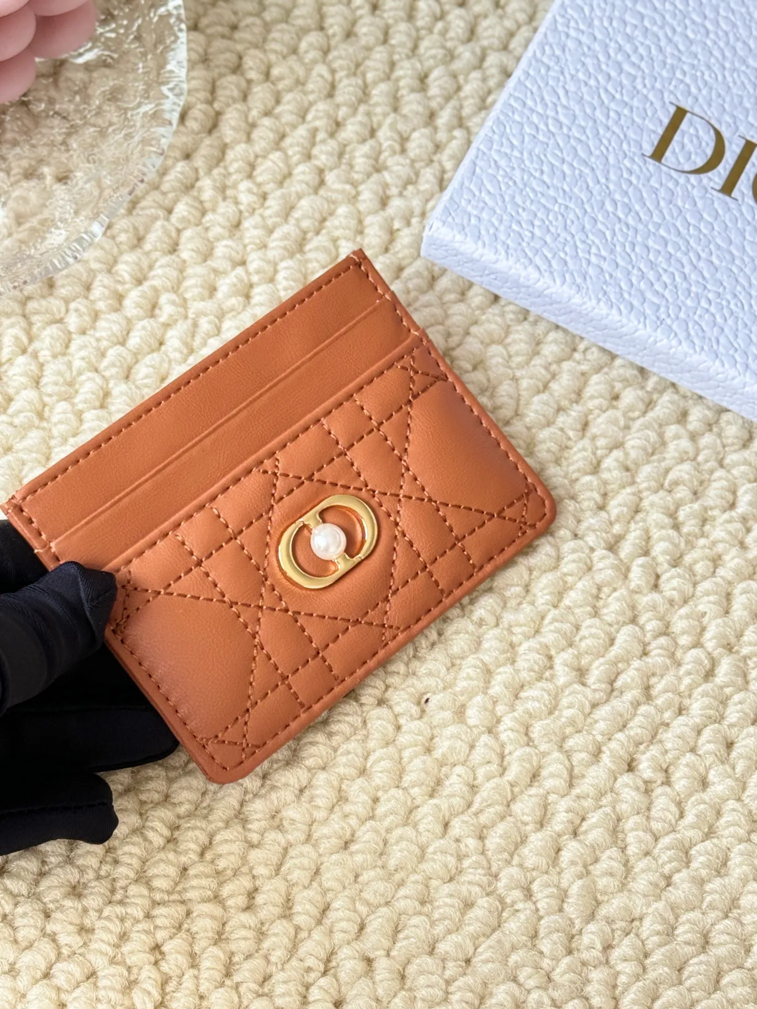 💰100 dior card cd card holder New style CD with a mini pearl on the front No.: S3103 Carefully made of soft cowhide, decorated with cannage pattern topstitching, embellished with "CD" ➕ pearl embellishment logo on the front. Elegant and sophisticated, it has five card slots and is suitable for various occasions. Size: 10.5*7.5cm Dior Caro five-compartment card holder is a new product this season, elegant and practical.