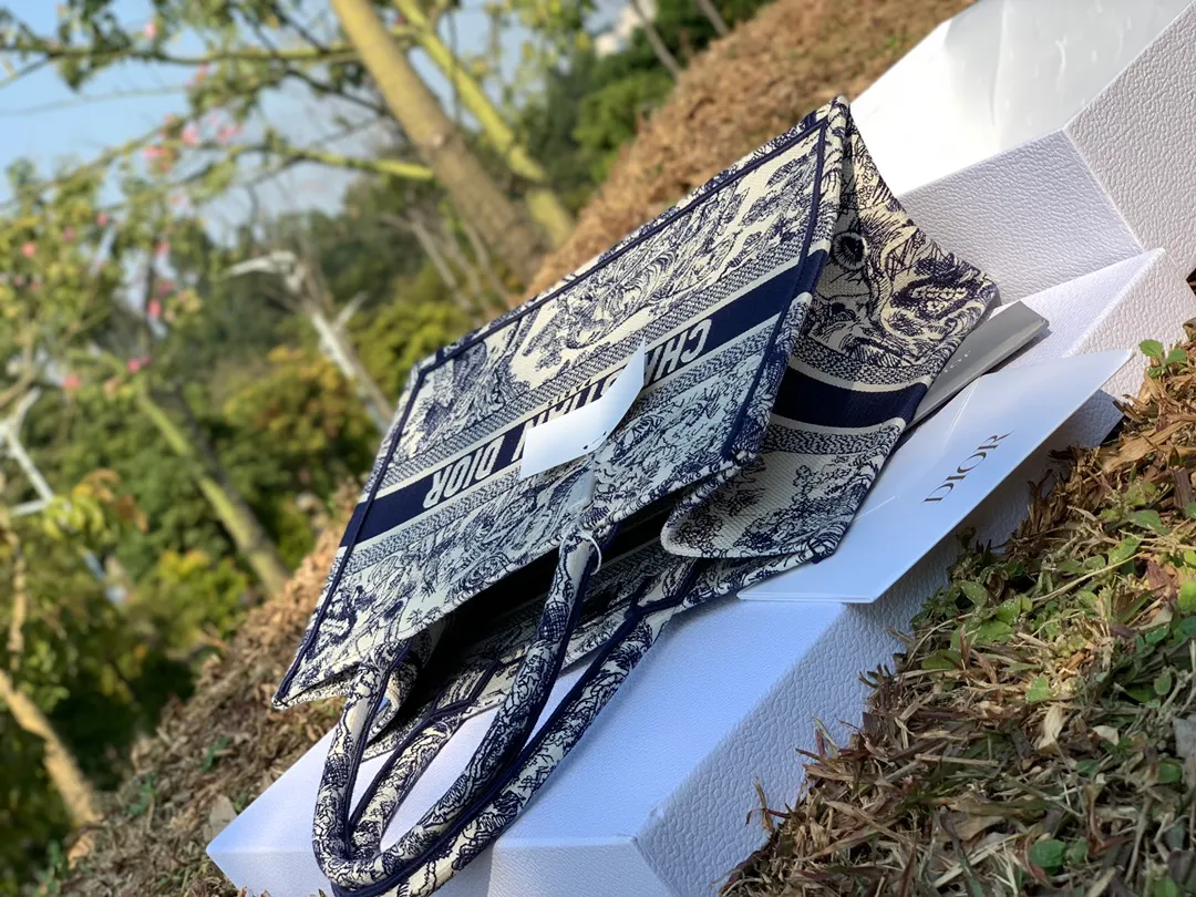 Top upgraded version 💰1500, size 36.5 x 28 x 17.5 cm, small size. I took pictures of details and textures from all angles. I hope our customers can understand the value! It’s a particularly good-looking model that’s very lightweight, has a large capacity, and is versatile and stylish! This product costs three times as much as the product that "looks about the same". The reason for this is that it is inextricably linked to the original factory! The same full set of packaging at the counter. Let me tell you that our packaging cost is also very expensive. If you are interested, you can take it back and take a closer look. There is really nothing for sale outside. The texture, quality and price are things that cannot be found in the market!