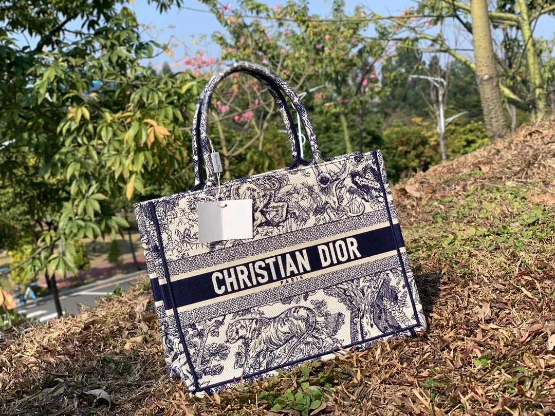 Top upgraded version 💰1500, size 36.5 x 28 x 17.5 cm, small size. I took pictures of details and textures from all angles. I hope our customers can understand the value! It’s a particularly good-looking model that’s very lightweight, has a large capacity, and is versatile and stylish! This product costs three times as much as the product that "looks about the same". The reason for this is that it is inextricably linked to the original factory! The same full set of packaging at the counter. Let me tell you that our packaging cost is also very expensive. If you are interested, you can take it back and take a closer look. There is really nothing for sale outside. The texture, quality and price are things that cannot be found in the market!