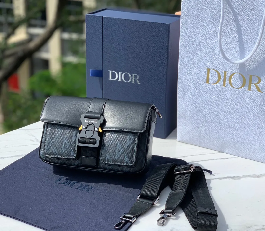Top upgraded version 💰1560 Size: 27X17X9cm Manufactured through Hong Kong trading company channel Dior Dior 23s HIT THE ROAD messenger bag, men's Diamond pattern canvas with leather aluminum buckle flip-open shoulder crossbody bag, is inspired by cut diamond craftsmanship, reshapes the classic CD logo of the round brand, and creates a unique deep embossed texture. The bag body is carefully made of Diamond pattern cotton canvas and smooth cow leather. The fabric is light and flexible, has good gloss, and has clear grain texture. The material is wear-resistant, durable and easy to take care of. The charming diamond-like rhombus has a distinctive visual three-dimensionality and fullness. The texture is great. The flip cover is equipped with a Christian Dior aluminum buckle opening and closing design, which is very convenient. The interior is large and has enough capacity to hold daily needs. Adjustable and detachable nylon jacquard shoulder strap, a very practical style, can also add the finishing touch to all kinds of casual outfits. It looks great when worn casually. It can be said to be a versatile style, especially suitable for concave shapes. This is really a must-have. It is so easy to use, so hurry up, kids!