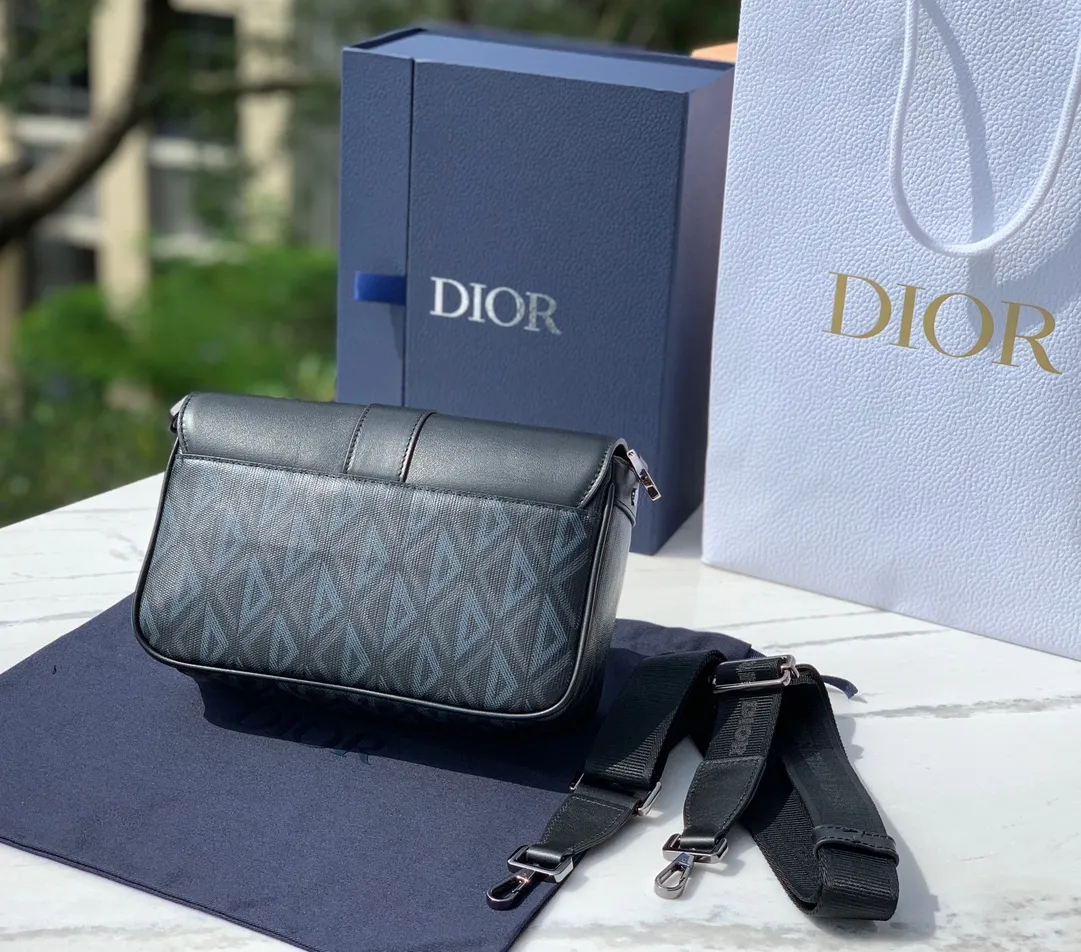 Top upgraded version 💰1560 Size: 27X17X9cm Manufactured through Hong Kong trading company channel Dior Dior 23s HIT THE ROAD messenger bag, men's Diamond pattern canvas with leather aluminum buckle flip-open shoulder crossbody bag, is inspired by cut diamond craftsmanship, reshapes the classic CD logo of the round brand, and creates a unique deep embossed texture. The bag body is carefully made of Diamond pattern cotton canvas and smooth cow leather. The fabric is light and flexible, has good gloss, and has clear grain texture. The material is wear-resistant, durable and easy to take care of. The charming diamond-like rhombus has a distinctive visual three-dimensionality and fullness. The texture is great. The flip cover is equipped with a Christian Dior aluminum buckle opening and closing design, which is very convenient. The interior is large and has enough capacity to hold daily needs. Adjustable and detachable nylon jacquard shoulder strap, a very practical style, can also add the finishing touch to all kinds of casual outfits. It looks great when worn casually. It can be said to be a versatile style, especially suitable for concave shapes. This is really a must-have. It is so easy to use, so hurry up, kids!
