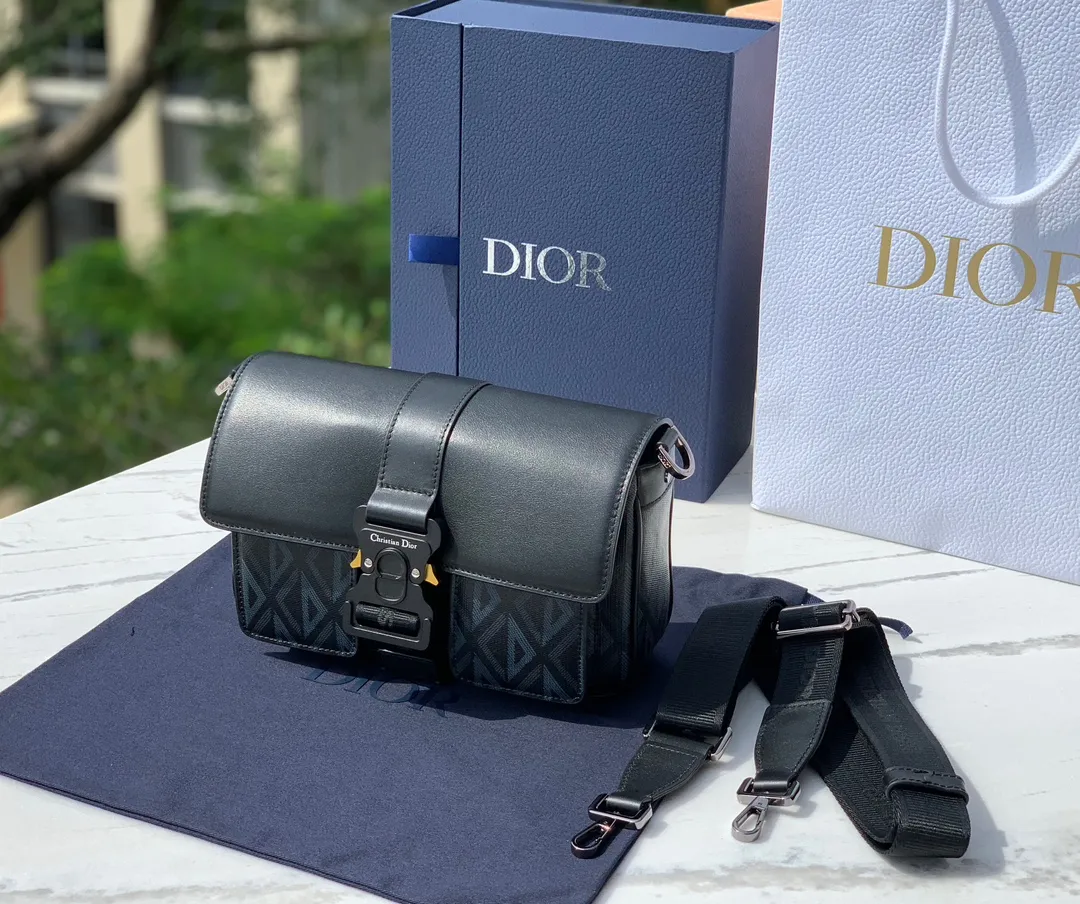 Top upgraded version 💰1560 Size: 27X17X9cm Manufactured through Hong Kong trading company channel Dior Dior 23s HIT THE ROAD messenger bag, men's Diamond pattern canvas with leather aluminum buckle flip-open shoulder crossbody bag, is inspired by cut diamond craftsmanship, reshapes the classic CD logo of the round brand, and creates a unique deep embossed texture. The bag body is carefully made of Diamond pattern cotton canvas and smooth cow leather. The fabric is light and flexible, has good gloss, and has clear grain texture. The material is wear-resistant, durable and easy to take care of. The charming diamond-like rhombus has a distinctive visual three-dimensionality and fullness. The texture is great. The flip cover is equipped with a Christian Dior aluminum buckle opening and closing design, which is very convenient. The interior is large and has enough capacity to hold daily needs. Adjustable and detachable nylon jacquard shoulder strap, a very practical style, can also add the finishing touch to all kinds of casual outfits. It looks great when worn casually. It can be said to be a versatile style, especially suitable for concave shapes. This is really a must-have. It is so easy to use, so hurry up, kids!