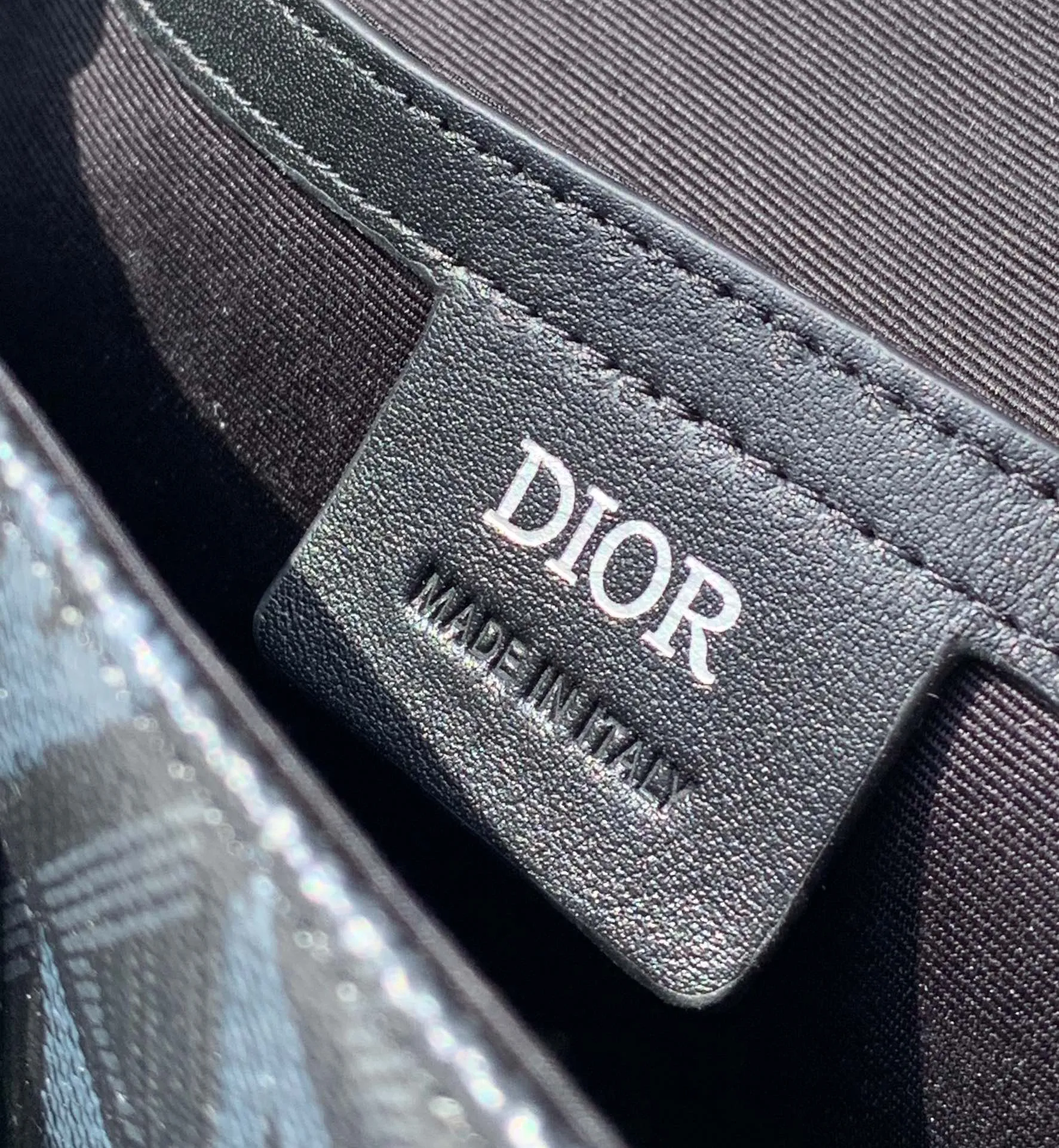 Top upgraded version 💰1560 Size: 27X17X9cm Manufactured through Hong Kong trading company channel Dior Dior 23s HIT THE ROAD messenger bag, men's Diamond pattern canvas with leather aluminum buckle flip-open shoulder crossbody bag, is inspired by cut diamond craftsmanship, reshapes the classic CD logo of the round brand, and creates a unique deep embossed texture. The bag body is carefully made of Diamond pattern cotton canvas and smooth cow leather. The fabric is light and flexible, has good gloss, and has clear grain texture. The material is wear-resistant, durable and easy to take care of. The charming diamond-like rhombus has a distinctive visual three-dimensionality and fullness. The texture is great. The flip cover is equipped with a Christian Dior aluminum buckle opening and closing design, which is very convenient. The interior is large and has enough capacity to hold daily needs. Adjustable and detachable nylon jacquard shoulder strap, a very practical style, can also add the finishing touch to all kinds of casual outfits. It looks great when worn casually. It can be said to be a versatile style, especially suitable for concave shapes. This is really a must-have. It is so easy to use, so hurry up, kids!