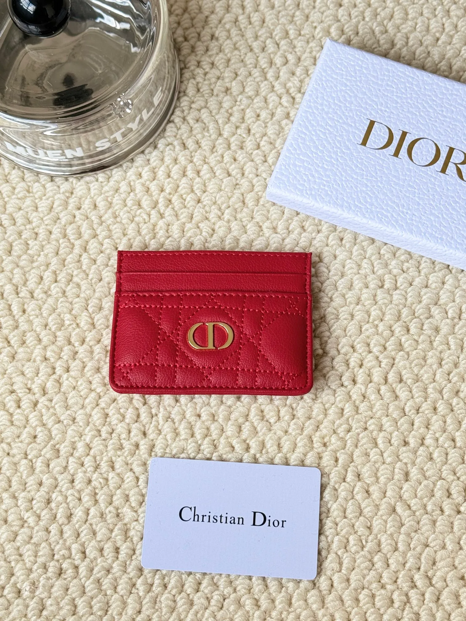 💰110 No.: S5130 Carefully crafted from soft cowhide, decorated with cannage pattern topstitching and embellished with the "CD" logo on the front. Elegant and sophisticated, it has five card slots and is suitable for various occasions. Size: 10.5*7.5cm Dior Caro five-compartment card holder is a new product this season, elegant and practical.