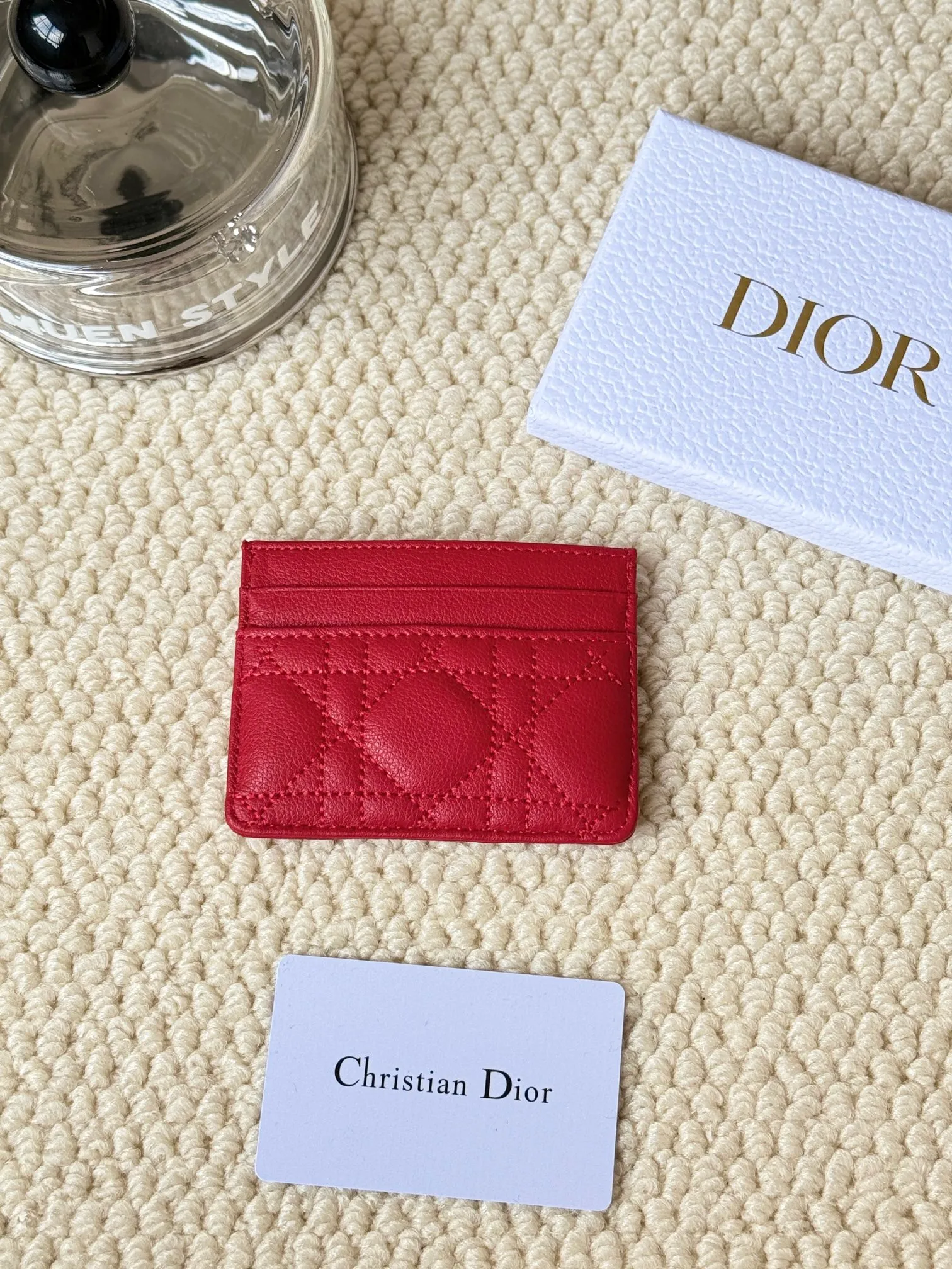 💰110 No.: S5130 Carefully crafted from soft cowhide, decorated with cannage pattern topstitching and embellished with the "CD" logo on the front. Elegant and sophisticated, it has five card slots and is suitable for various occasions. Size: 10.5*7.5cm Dior Caro five-compartment card holder is a new product this season, elegant and practical.