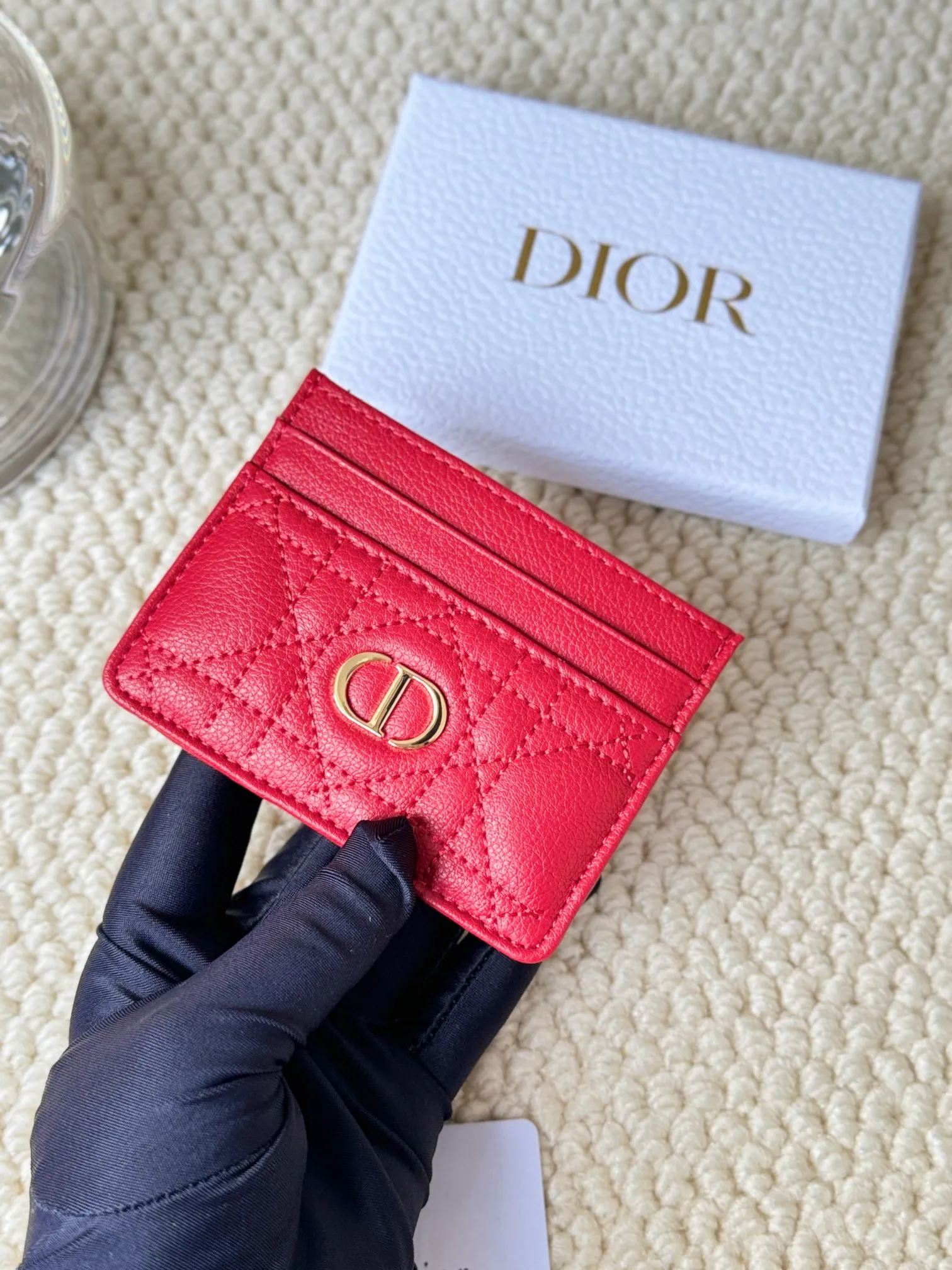 💰110 No.: S5130 Carefully crafted from soft cowhide, decorated with cannage pattern topstitching and embellished with the "CD" logo on the front. Elegant and sophisticated, it has five card slots and is suitable for various occasions. Size: 10.5*7.5cm Dior Caro five-compartment card holder is a new product this season, elegant and practical.