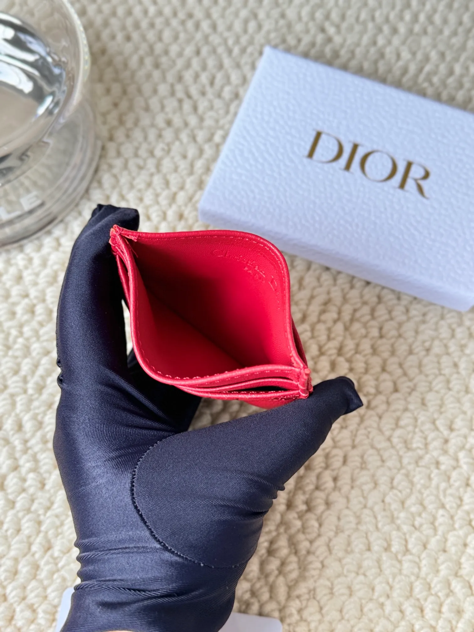 💰110 No.: S5130 Carefully crafted from soft cowhide, decorated with cannage pattern topstitching and embellished with the "CD" logo on the front. Elegant and sophisticated, it has five card slots and is suitable for various occasions. Size: 10.5*7.5cm Dior Caro five-compartment card holder is a new product this season, elegant and practical.