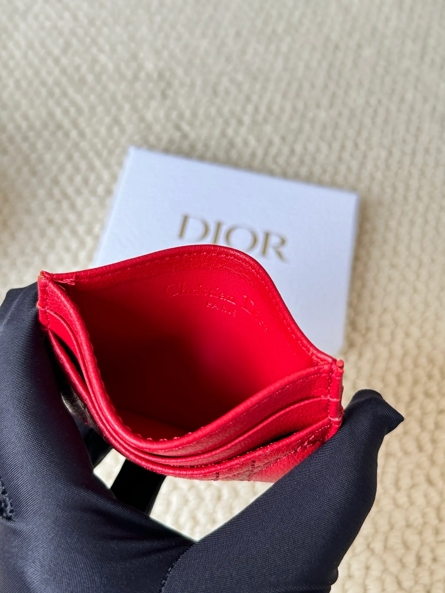 💰110 No.: S5130 Carefully crafted from soft cowhide, decorated with cannage pattern topstitching and embellished with the "CD" logo on the front. Elegant and sophisticated, it has five card slots and is suitable for various occasions. Size: 10.5*7.5cm Dior Caro five-compartment card holder is a new product this season, elegant and practical.