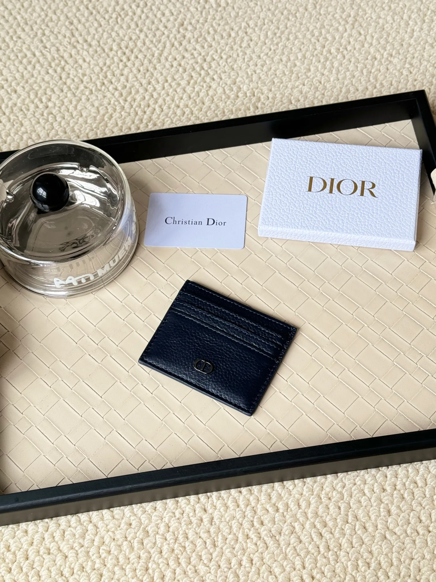 💰100 This Dior card holder is elegant and refined😍 carefully made of cowhide [strong]. There are 3 card slots on each side and 1 card slot on the top, which is exquisite and exquisite in shape. Style number: CH135 Size: 10*8cm