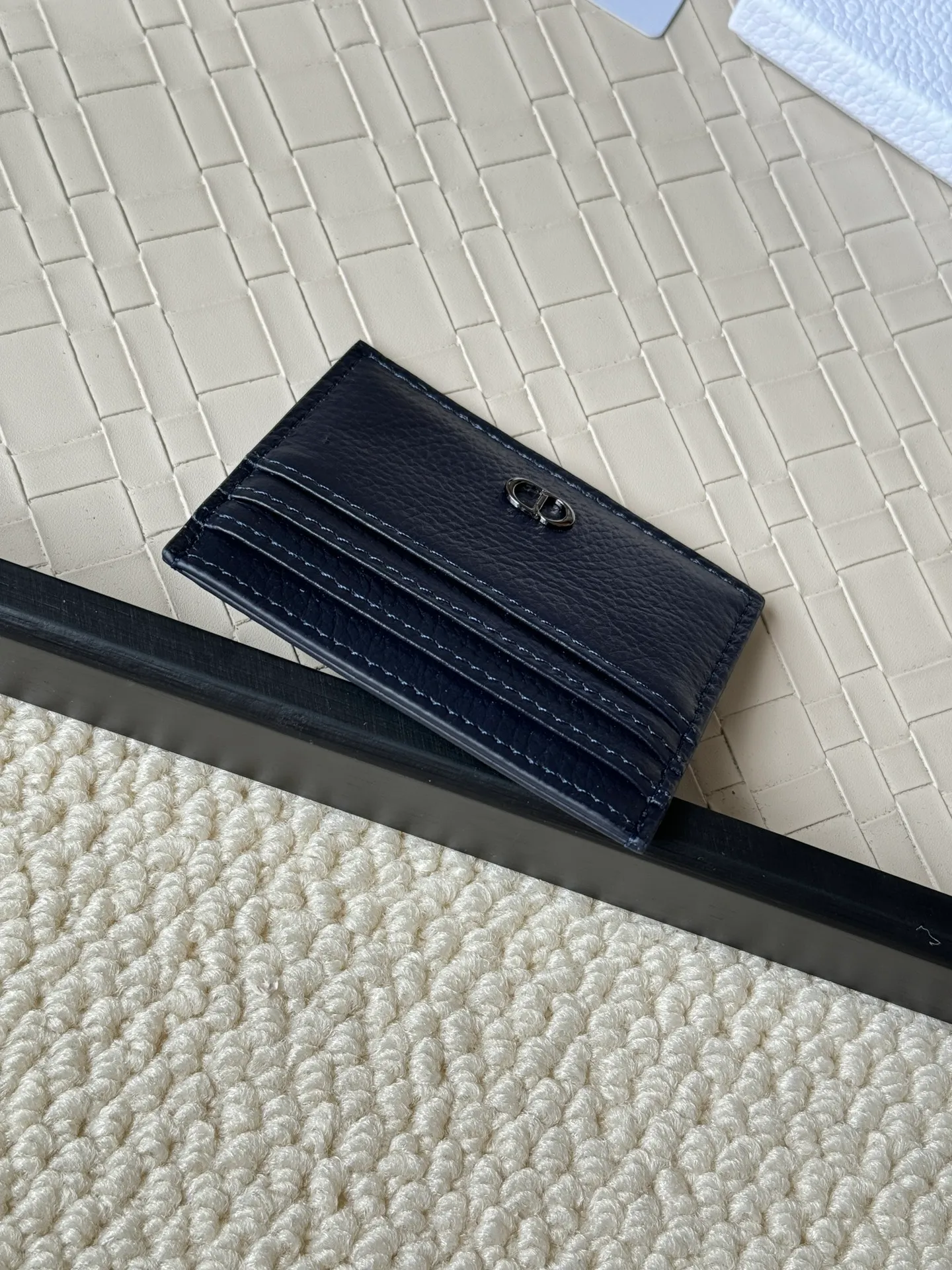 💰100 This Dior card holder is elegant and refined😍 carefully made of cowhide [strong]. There are 3 card slots on each side and 1 card slot on the top, which is exquisite and exquisite in shape. Style number: CH135 Size: 10*8cm