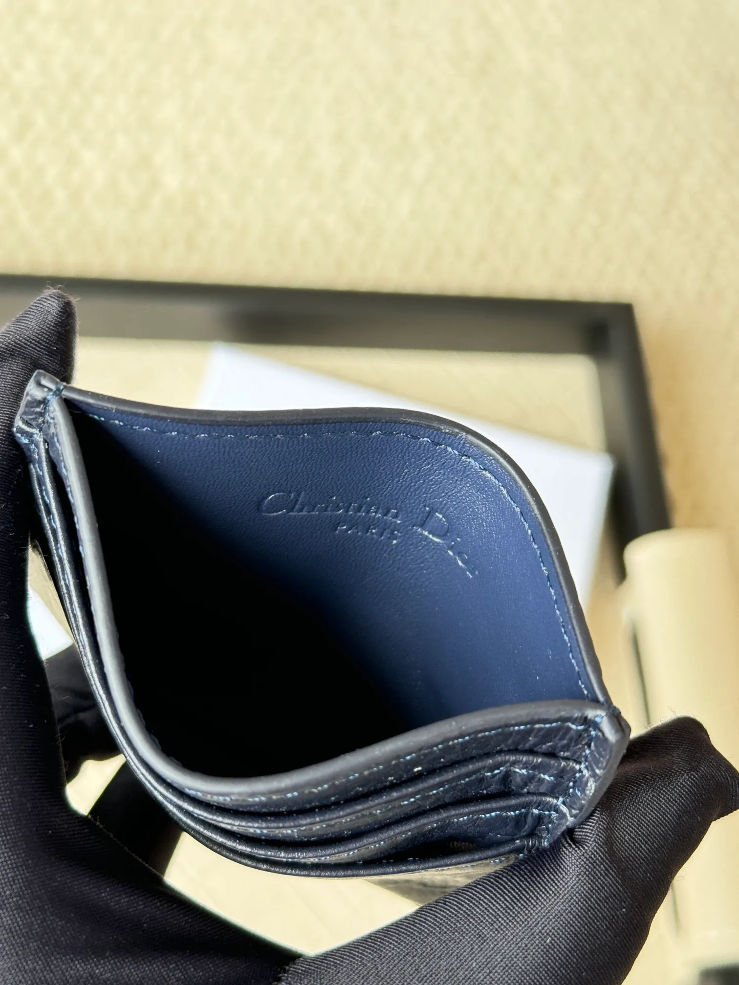 💰100 This Dior card holder is elegant and refined😍 carefully made of cowhide [strong]. There are 3 card slots on each side and 1 card slot on the top, which is exquisite and exquisite in shape. Style number: CH135 Size: 10*8cm