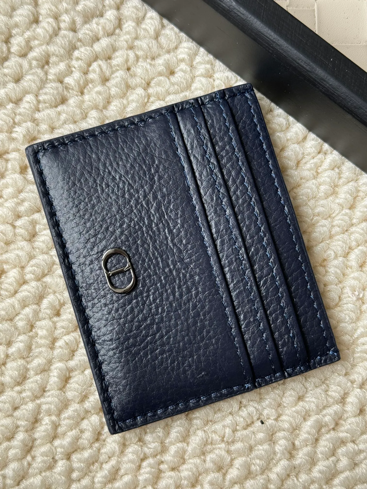 💰100 This Dior card holder is elegant and refined😍 carefully made of cowhide [strong]. There are 3 card slots on each side and 1 card slot on the top, which is exquisite and exquisite in shape. Style number: CH135 Size: 10*8cm