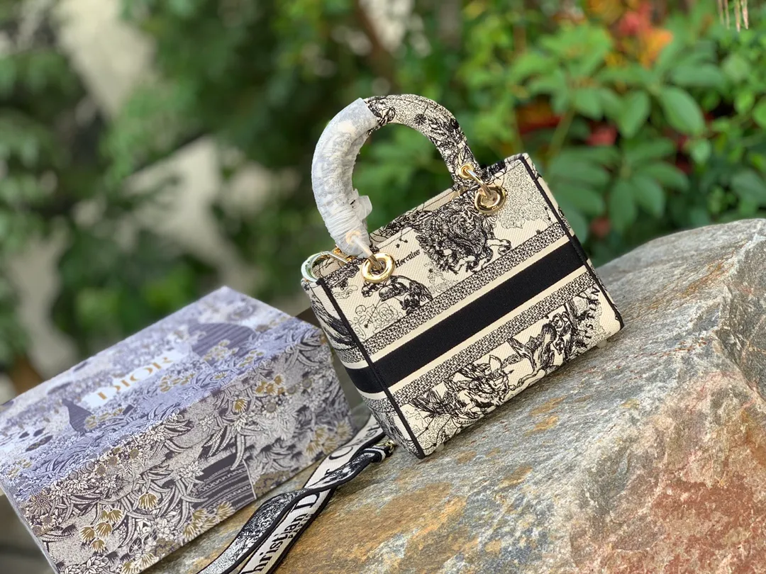 Top upgraded version 💰1800 Size: 24 x 20 x 11 CM constellation style. The same quality as the official website ￥82000! This series is very heavy-duty and comes from our original factory. You can see how luxurious it is from the detailed pictures! Full screen of original flavor! Limited edition! Inspired by the zodiac signs, the Lady D-Lite handbag combines classic elegance with the brand's contemporary style. The main color is milky white, with Zodiac print embroidery, and the carvings on the bag are exquisite and novel. It’s a super special one! Comes with a removable wide embroidered shoulder strap that can be carried by hand or cross-body. Not only is it easy to use, but you will be the center of conversation wherever you go! A must!