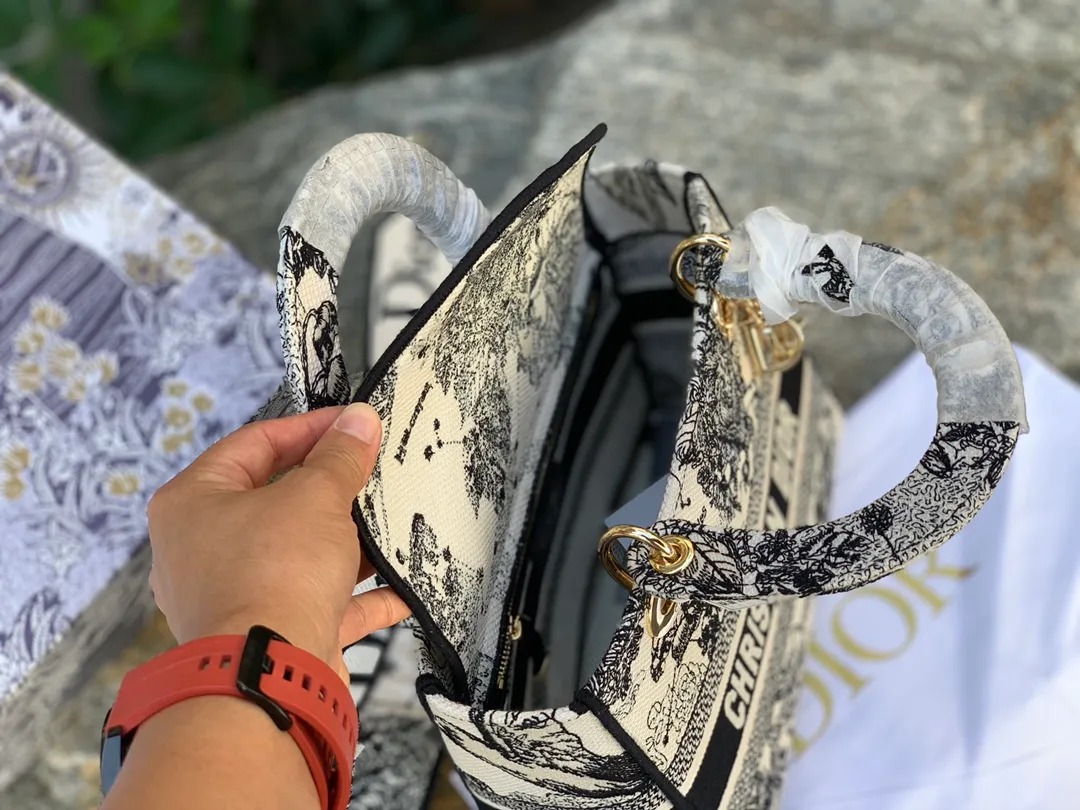 Top upgraded version 💰1800 Size: 24 x 20 x 11 CM constellation style. The same quality as the official website ￥82000! This series is very heavy-duty and comes from our original factory. You can see how luxurious it is from the detailed pictures! Full screen of original flavor! Limited edition! Inspired by the zodiac signs, the Lady D-Lite handbag combines classic elegance with the brand's contemporary style. The main color is milky white, with Zodiac print embroidery, and the carvings on the bag are exquisite and novel. It’s a super special one! Comes with a removable wide embroidered shoulder strap that can be carried by hand or cross-body. Not only is it easy to use, but you will be the center of conversation wherever you go! A must!