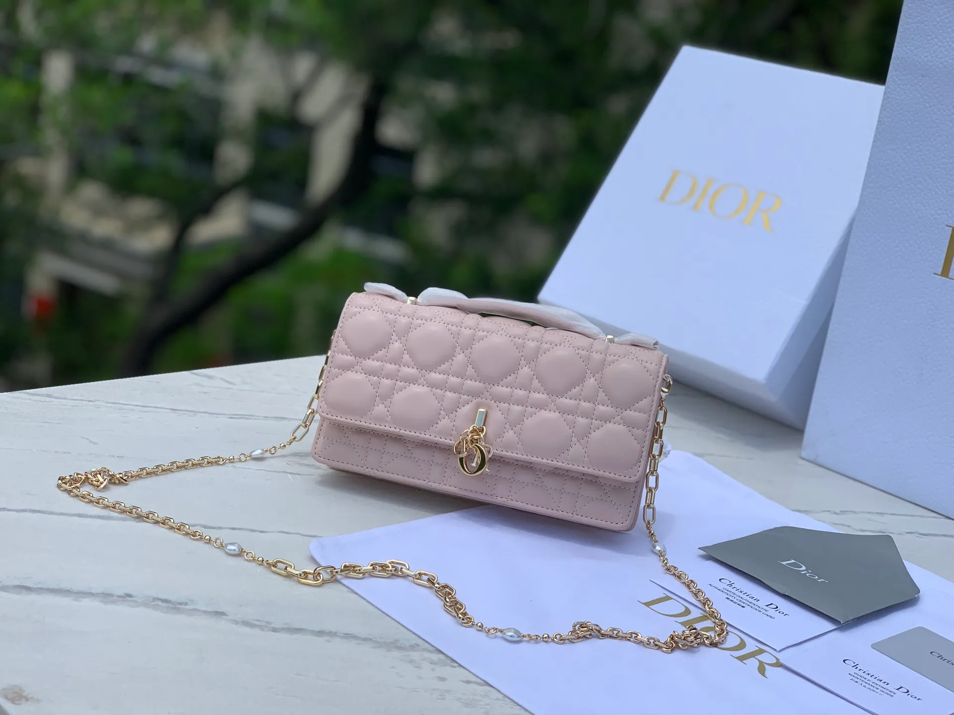Top upgraded version 💰1760 Size: 21 x 11.5 x 4.5cm Lady Dior Woc handle pearl chain bag, new style for spring and summer, carefully made of sheepskin, decorated with rattan pattern, flip cover design with D.I.O.R. charm to enhance the style. The practical style has multiple compartments and card slots to store a variety of daily essentials, making it an ideal companion for day and evening wear. Carry by hand or cross-body with top handle and detachable chain embellished with resin beads.