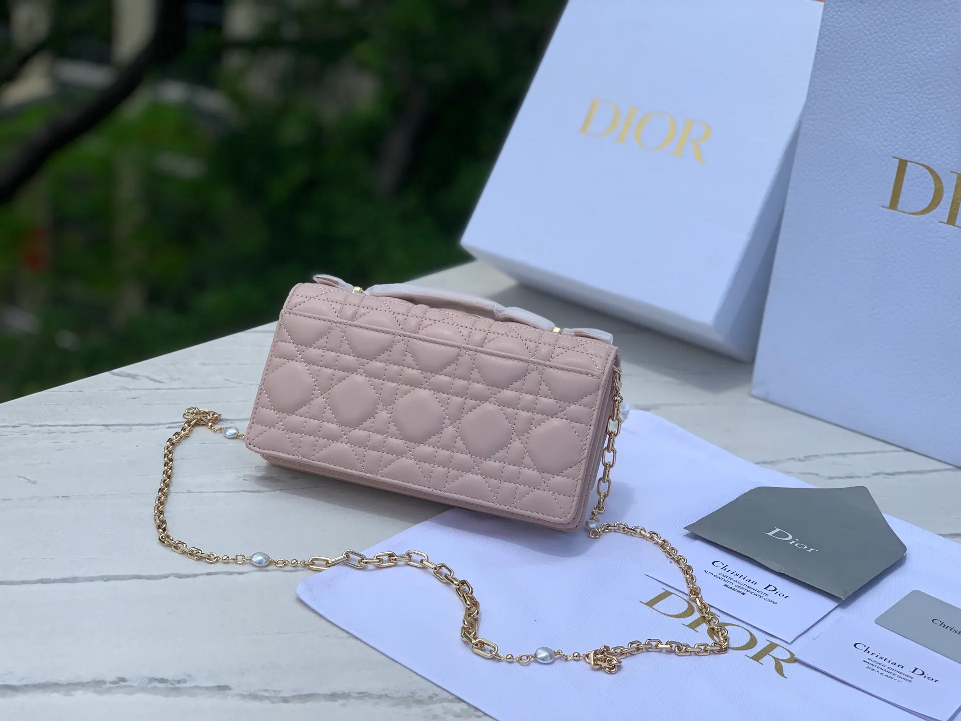 Top upgraded version 💰1760 Size: 21 x 11.5 x 4.5cm Lady Dior Woc handle pearl chain bag, new style for spring and summer, carefully made of sheepskin, decorated with rattan pattern, flip cover design with D.I.O.R. charm to enhance the style. The practical style has multiple compartments and card slots to store a variety of daily essentials, making it an ideal companion for day and evening wear. Carry by hand or cross-body with top handle and detachable chain embellished with resin beads.