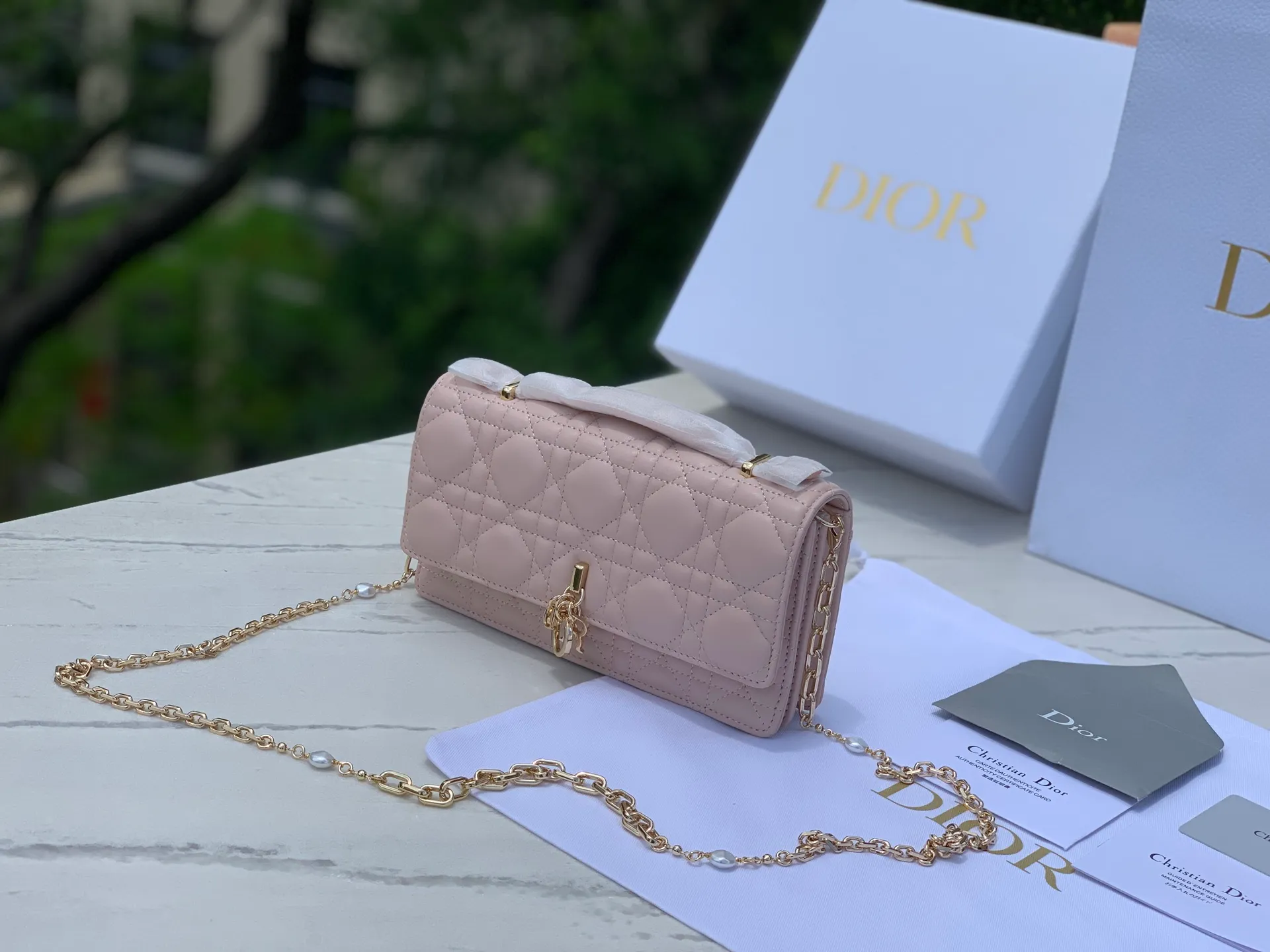Top upgraded version 💰1760 Size: 21 x 11.5 x 4.5cm Lady Dior Woc handle pearl chain bag, new style for spring and summer, carefully made of sheepskin, decorated with rattan pattern, flip cover design with D.I.O.R. charm to enhance the style. The practical style has multiple compartments and card slots to store a variety of daily essentials, making it an ideal companion for day and evening wear. Carry by hand or cross-body with top handle and detachable chain embellished with resin beads.