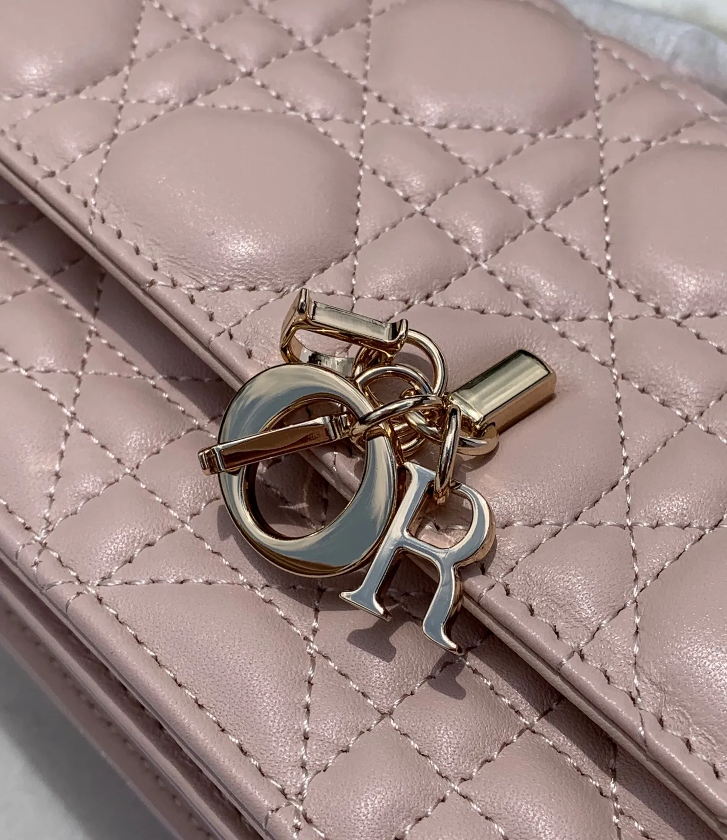 Top upgraded version 💰1760 Size: 21 x 11.5 x 4.5cm Lady Dior Woc handle pearl chain bag, new style for spring and summer, carefully made of sheepskin, decorated with rattan pattern, flip cover design with D.I.O.R. charm to enhance the style. The practical style has multiple compartments and card slots to store a variety of daily essentials, making it an ideal companion for day and evening wear. Carry by hand or cross-body with top handle and detachable chain embellished with resin beads.