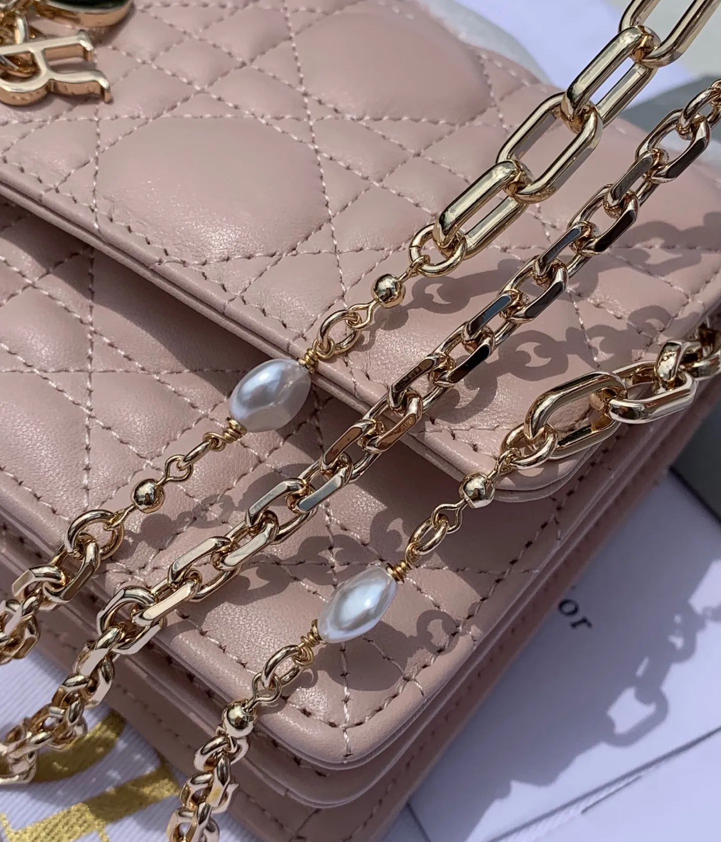 Top upgraded version 💰1760 Size: 21 x 11.5 x 4.5cm Lady Dior Woc handle pearl chain bag, new style for spring and summer, carefully made of sheepskin, decorated with rattan pattern, flip cover design with D.I.O.R. charm to enhance the style. The practical style has multiple compartments and card slots to store a variety of daily essentials, making it an ideal companion for day and evening wear. Carry by hand or cross-body with top handle and detachable chain embellished with resin beads.